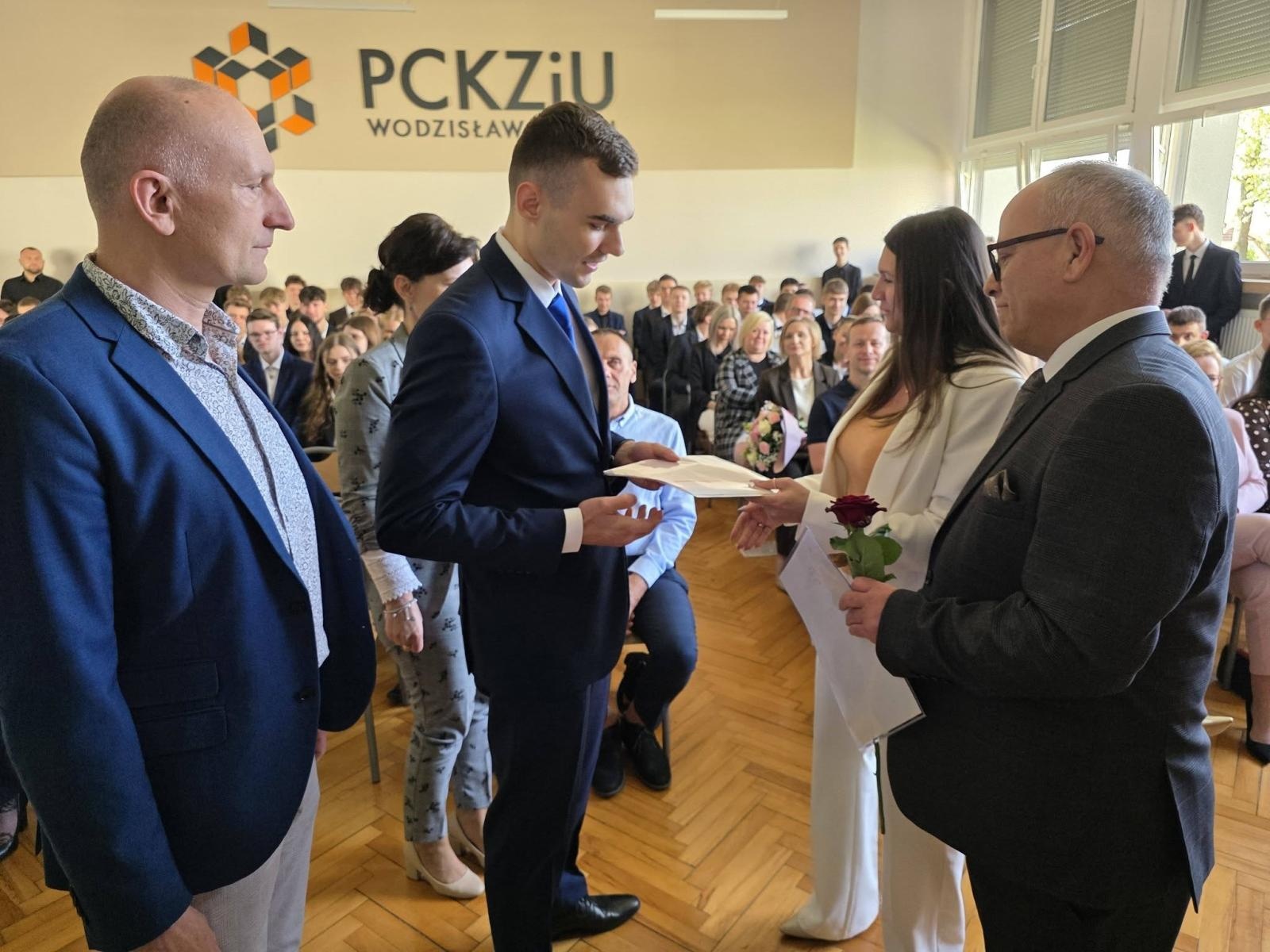 Zdjęcie w galerii na portalu naszwodzislaw.com: Przyszłość należy do tych, którzy wierzą w marzenia. Pożegnanie maturzystów w PCKZiU wiadomości z regionu
