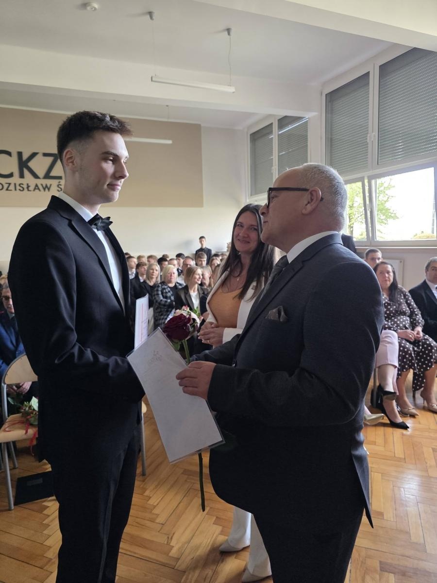 Zdjęcie w galerii na portalu naszwodzislaw.com: Przyszłość należy do tych, którzy wierzą w marzenia. Pożegnanie maturzystów w PCKZiU wiadomości z regionu