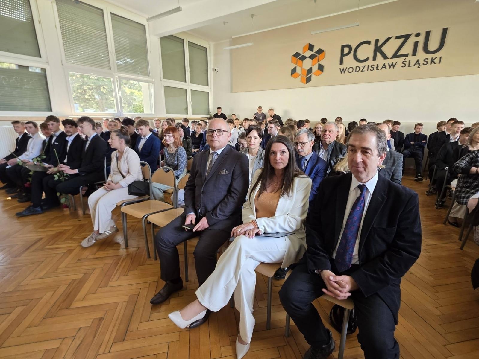 Zdjęcie w galerii na portalu naszwodzislaw.com: Przyszłość należy do tych, którzy wierzą w marzenia. Pożegnanie maturzystów w PCKZiU wiadomości z regionu