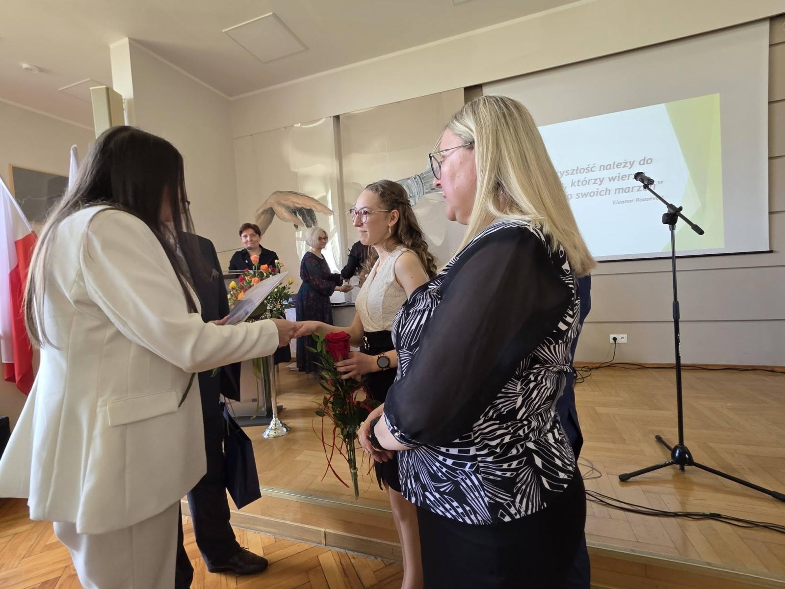 Zdjęcie w galerii na portalu naszwodzislaw.com: Przyszłość należy do tych, którzy wierzą w marzenia. Pożegnanie maturzystów w PCKZiU wiadomości z regionu