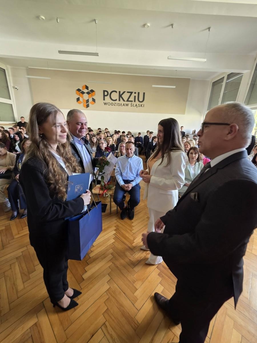 Zdjęcie w galerii na portalu naszwodzislaw.com: Przyszłość należy do tych, którzy wierzą w marzenia. Pożegnanie maturzystów w PCKZiU wiadomości z regionu