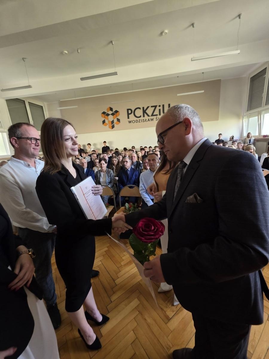 Zdjęcie w galerii na portalu naszwodzislaw.com: Przyszłość należy do tych, którzy wierzą w marzenia. Pożegnanie maturzystów w PCKZiU wiadomości z regionu