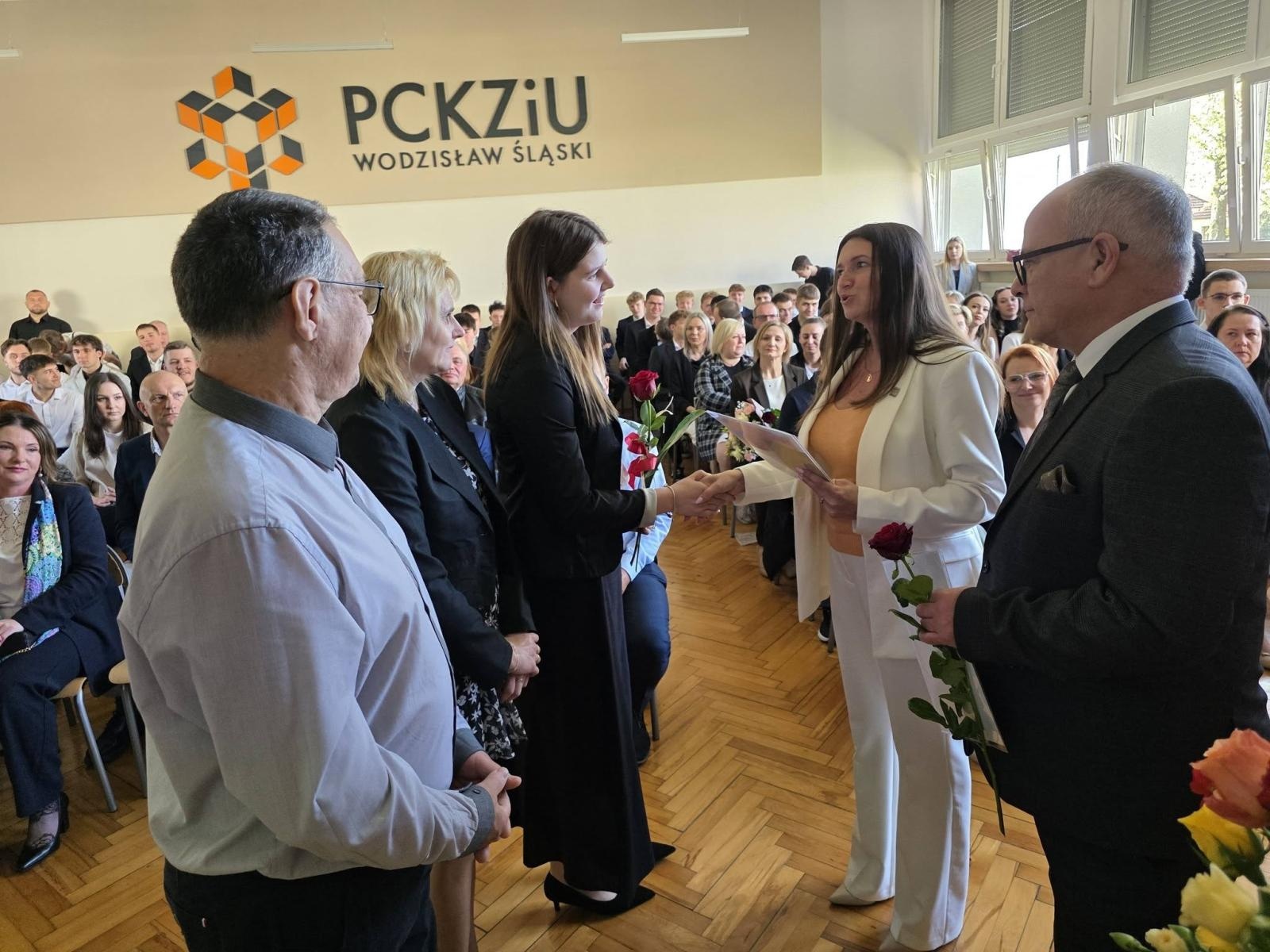 Zdjęcie w galerii na portalu naszwodzislaw.com: Przyszłość należy do tych, którzy wierzą w marzenia. Pożegnanie maturzystów w PCKZiU wiadomości z regionu