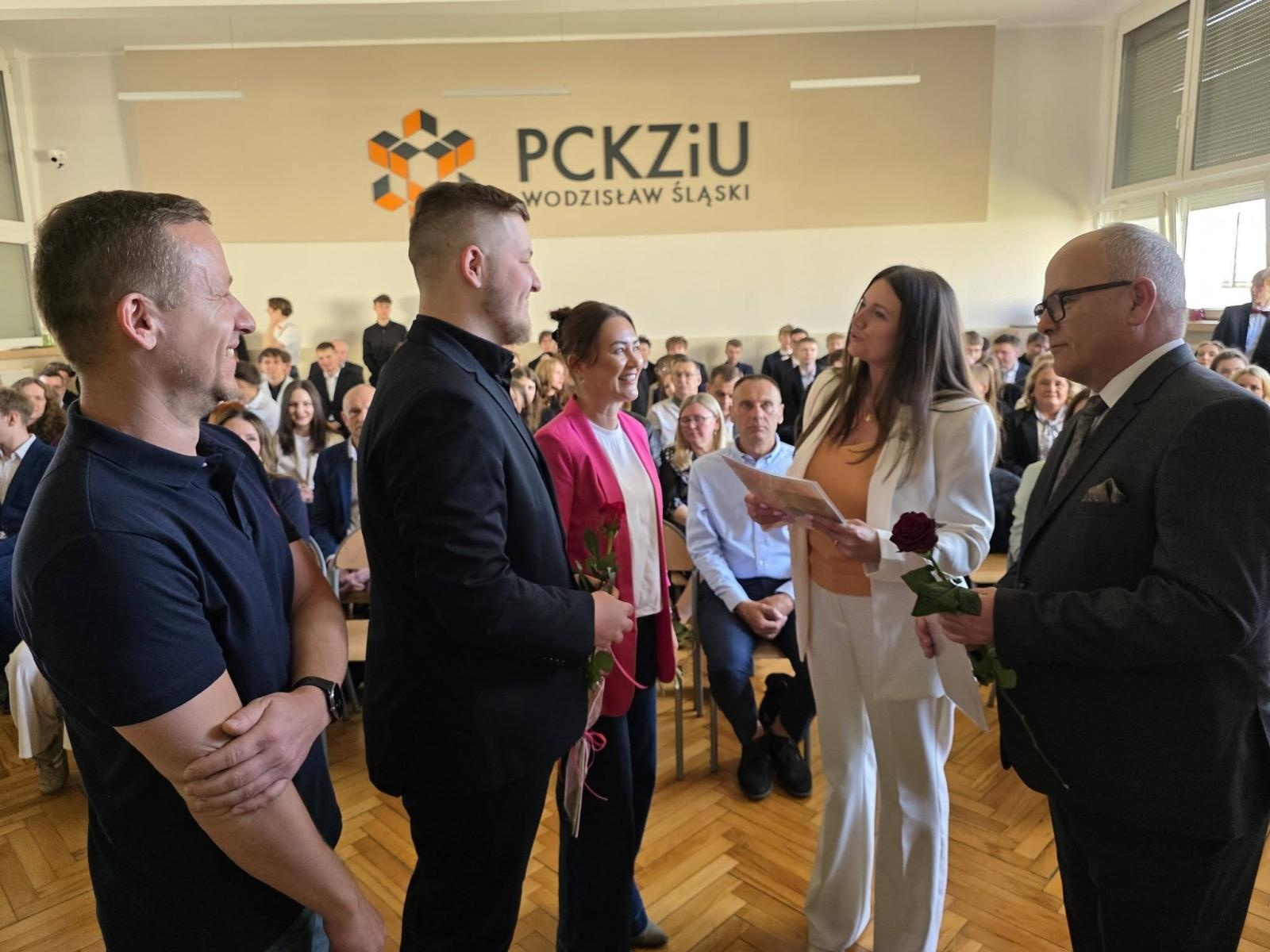 Zdjęcie w galerii na portalu naszwodzislaw.com: Przyszłość należy do tych, którzy wierzą w marzenia. Pożegnanie maturzystów w PCKZiU wiadomości z regionu