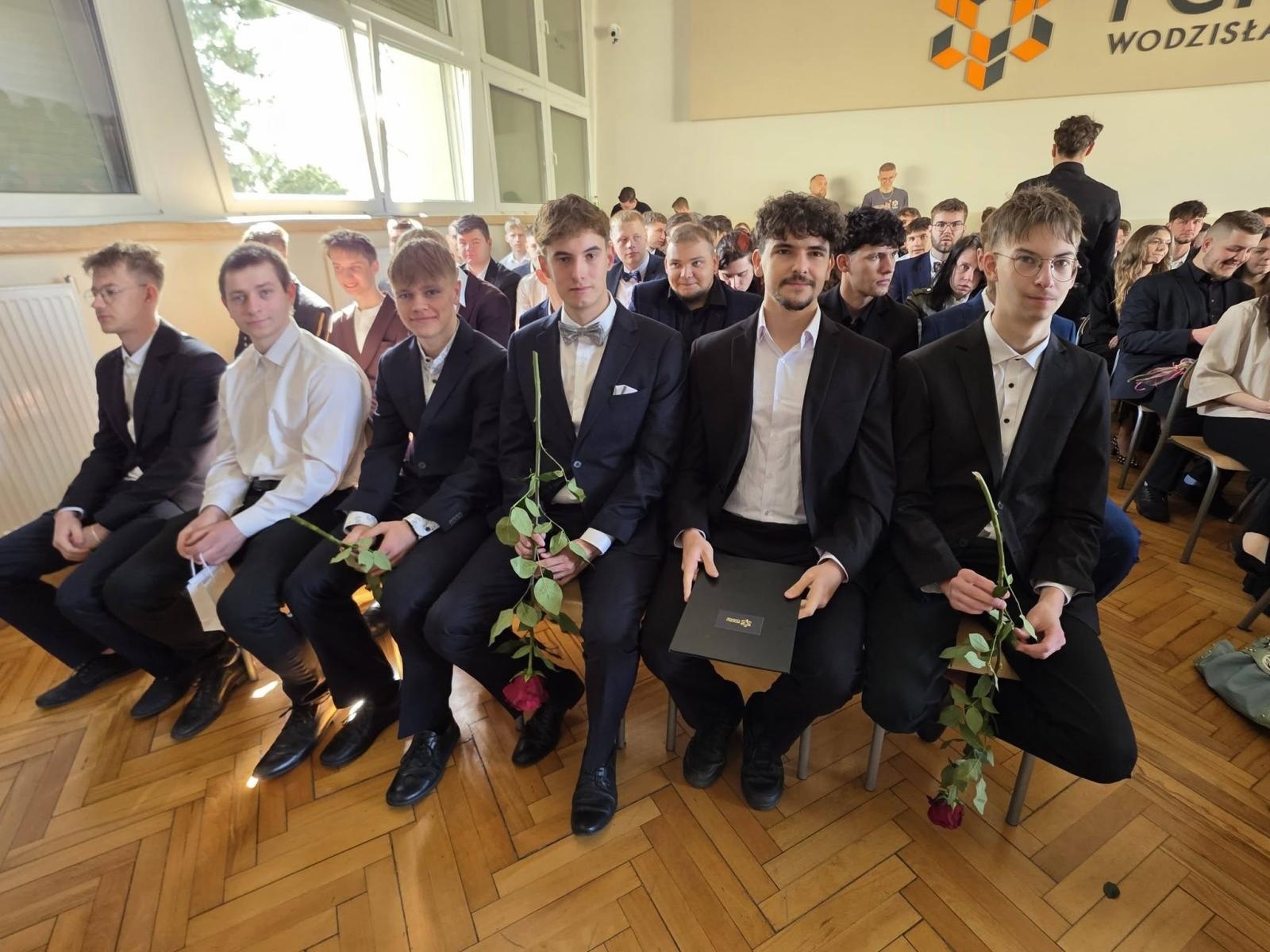Zdjęcie w galerii na portalu naszwodzislaw.com: Przyszłość należy do tych, którzy wierzą w marzenia. Pożegnanie maturzystów w PCKZiU wiadomości z regionu