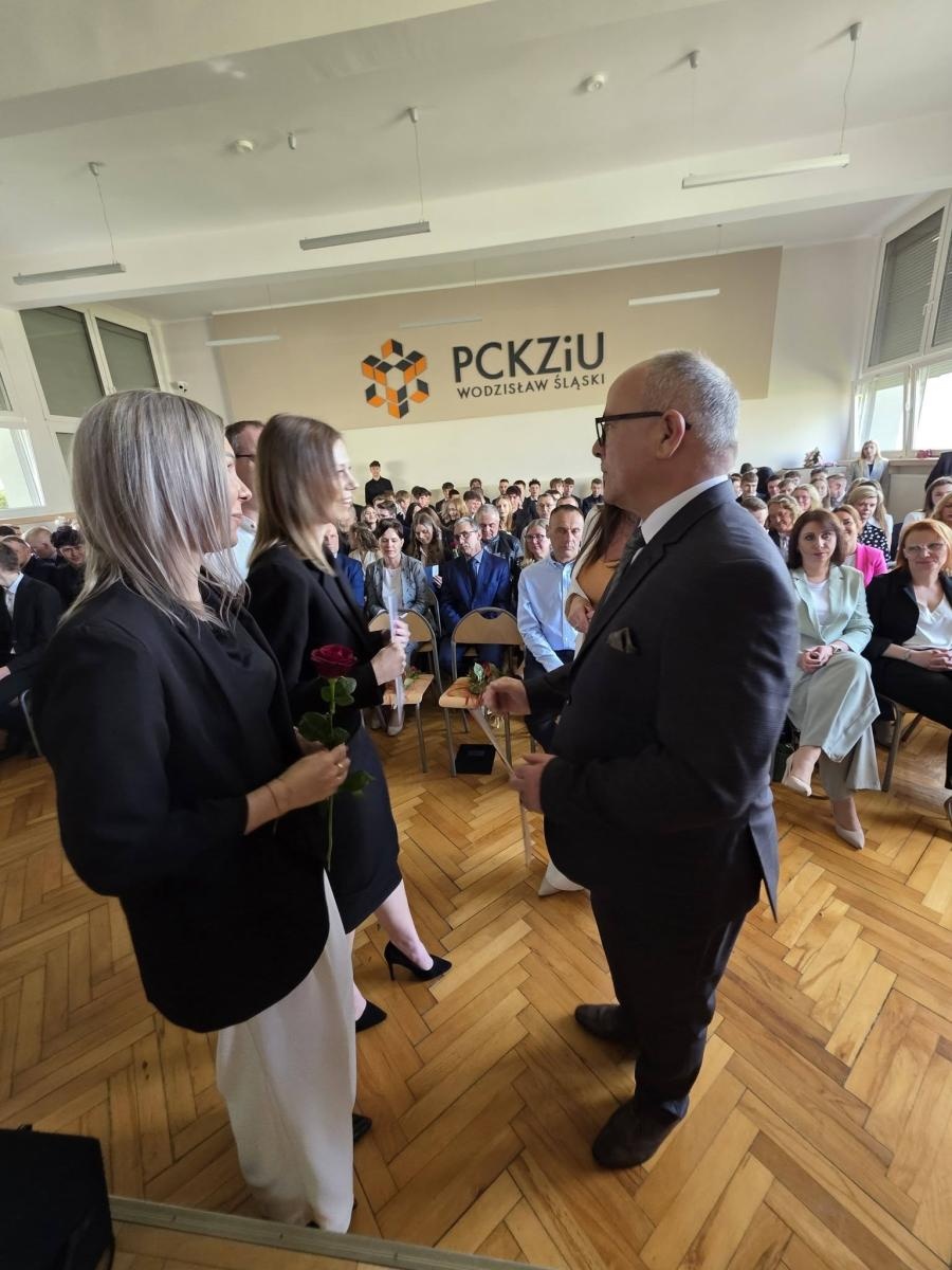 Zdjęcie w galerii na portalu naszwodzislaw.com: Przyszłość należy do tych, którzy wierzą w marzenia. Pożegnanie maturzystów w PCKZiU wiadomości z regionu