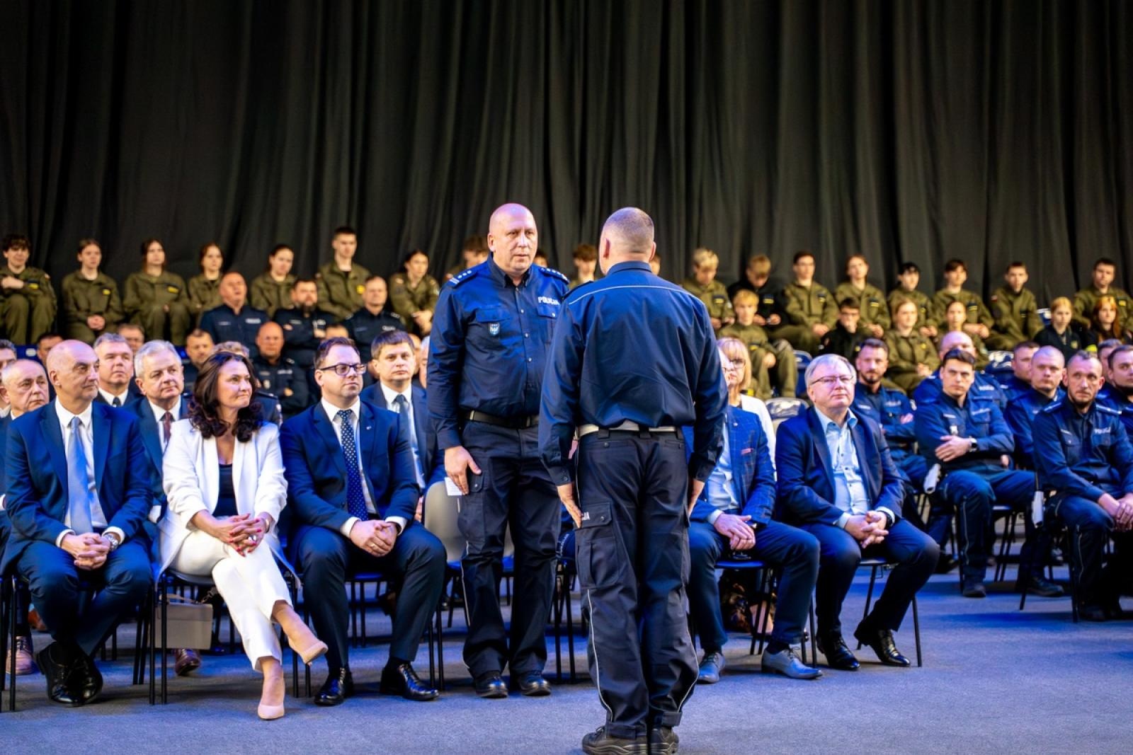 Zdjęcie w galerii na portalu naszwodzislaw.com: Znamy już najlepszego policjanta śląskiej drogówki wiadomości z regionu