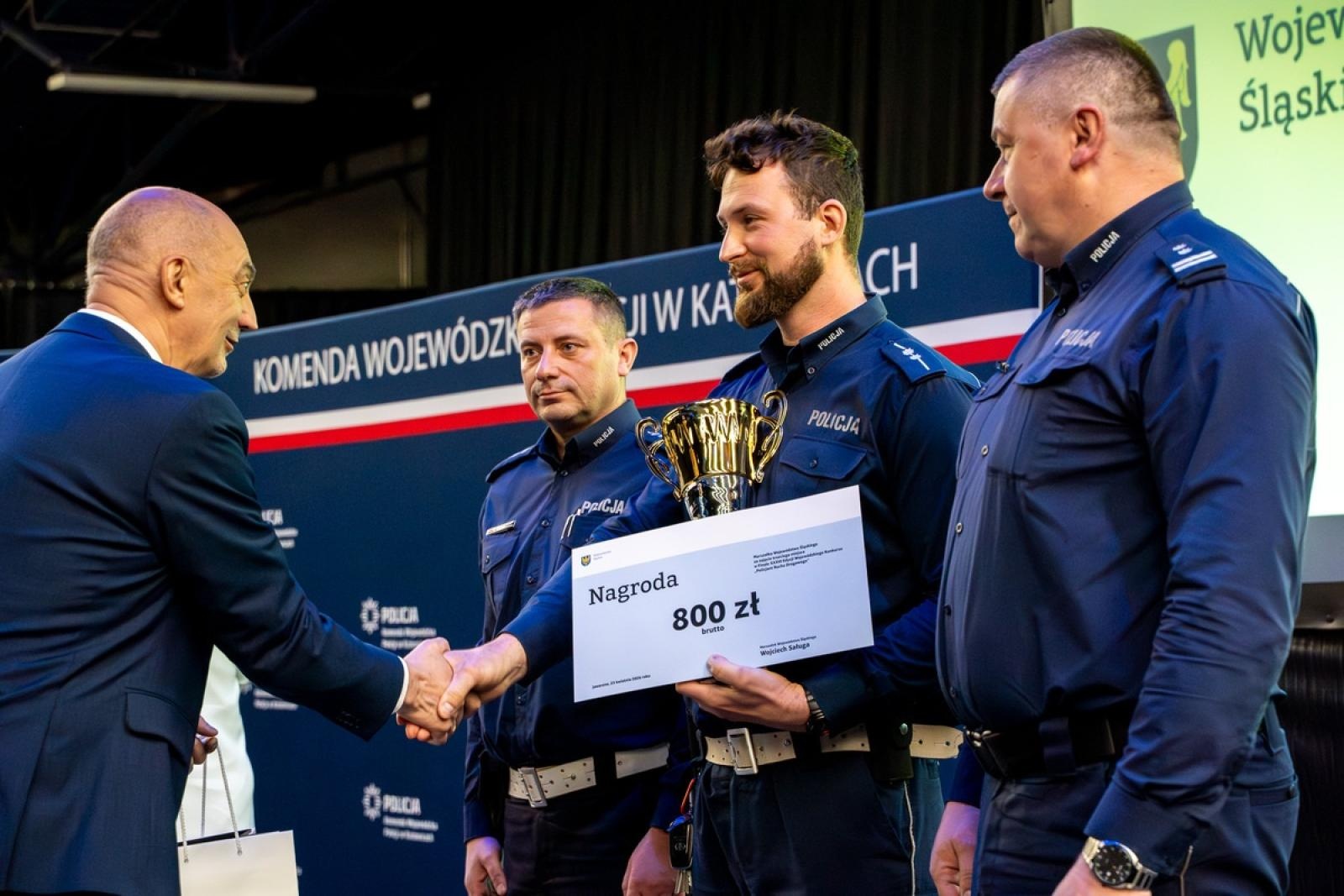 Zdjęcie w galerii na portalu naszwodzislaw.com: Znamy już najlepszego policjanta śląskiej drogówki wiadomości z regionu