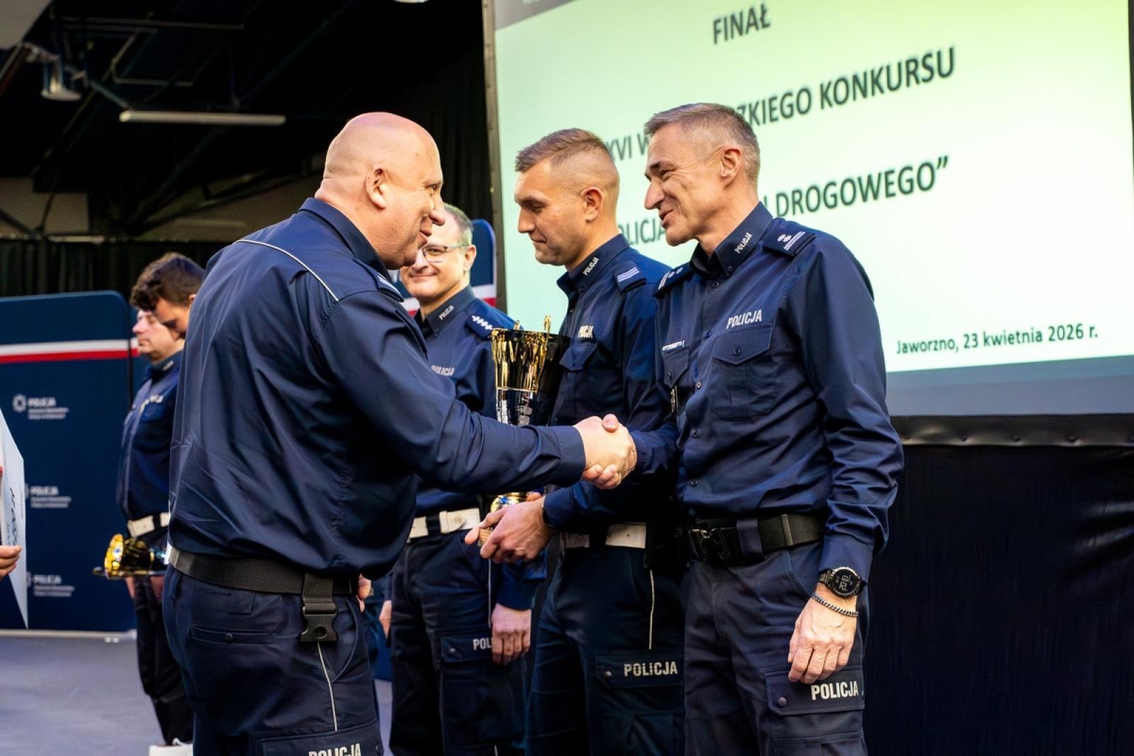 Zdjęcie w galerii na portalu naszwodzislaw.com: Znamy już najlepszego policjanta śląskiej drogówki wiadomości z regionu