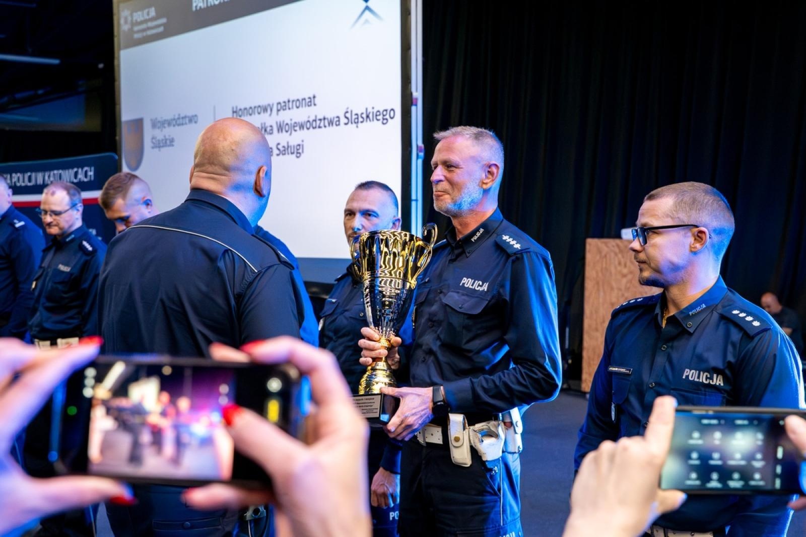 Zdjęcie w galerii na portalu naszwodzislaw.com: Znamy już najlepszego policjanta śląskiej drogówki wiadomości z regionu