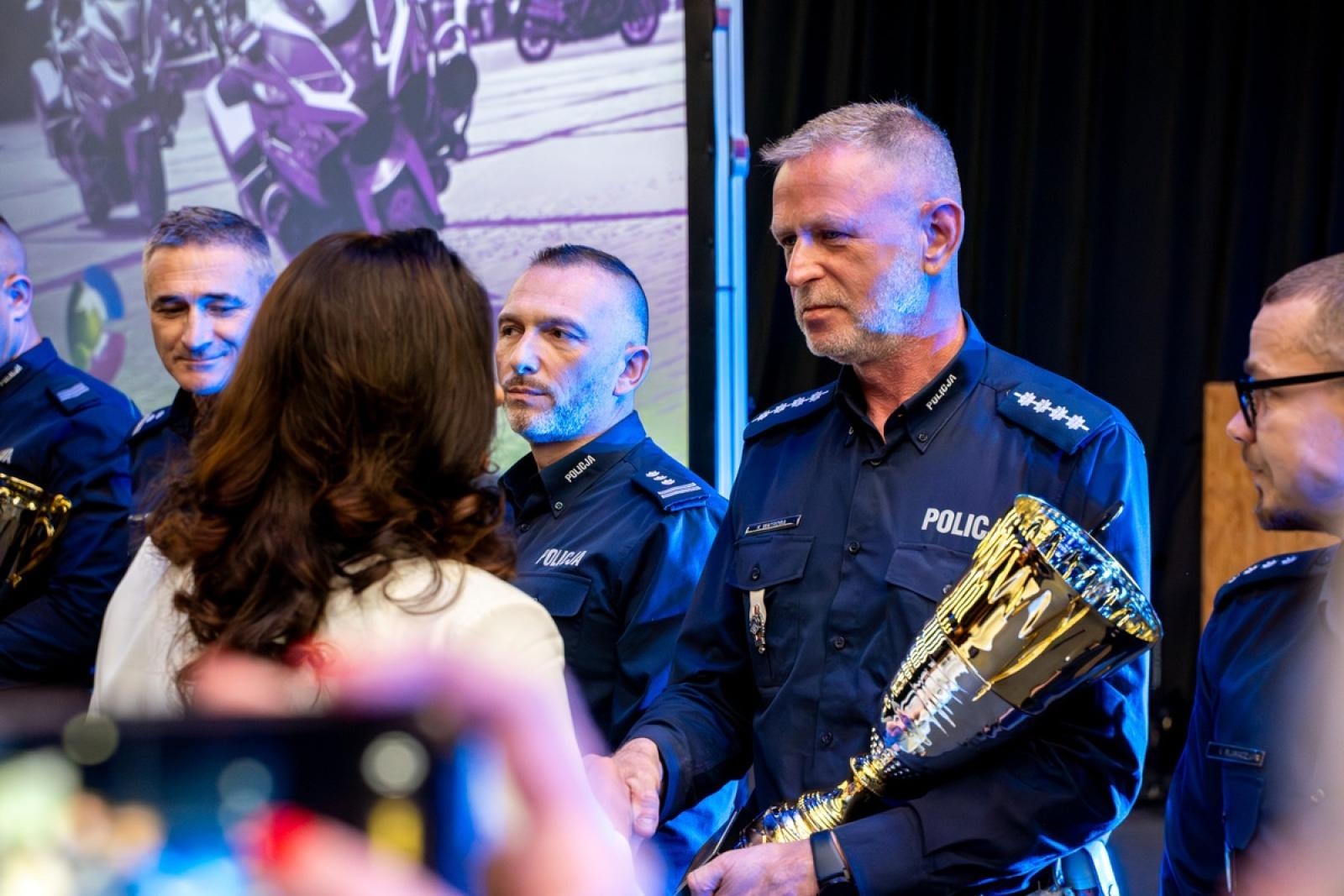 Zdjęcie w galerii na portalu naszwodzislaw.com: Znamy już najlepszego policjanta śląskiej drogówki wiadomości z regionu