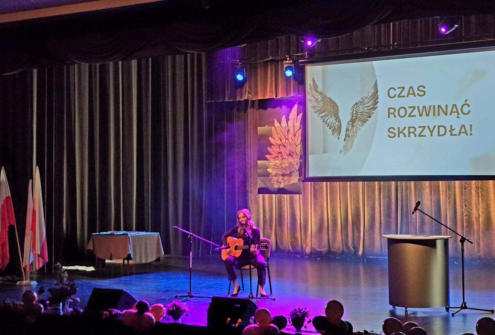 Zdjęcie w galerii na portalu naszwodzislaw.com: Czas rozwinąć skrzydła. Uroczyste zakończenie roku w ZSP Rydułtowy wiadomości z regionu