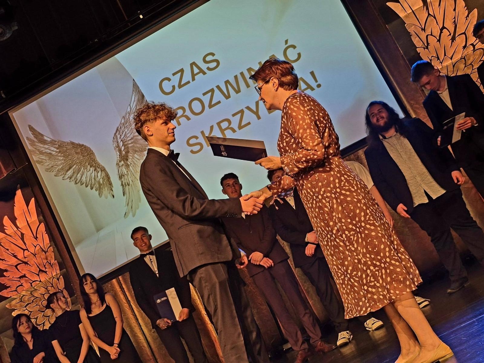 Zdjęcie w galerii na portalu naszwodzislaw.com: Czas rozwinąć skrzydła. Uroczyste zakończenie roku w ZSP Rydułtowy wiadomości z regionu