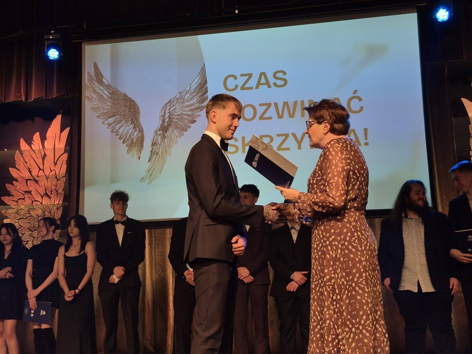 Zdjęcie w galerii na portalu naszwodzislaw.com: Czas rozwinąć skrzydła. Uroczyste zakończenie roku w ZSP Rydułtowy wiadomości z regionu