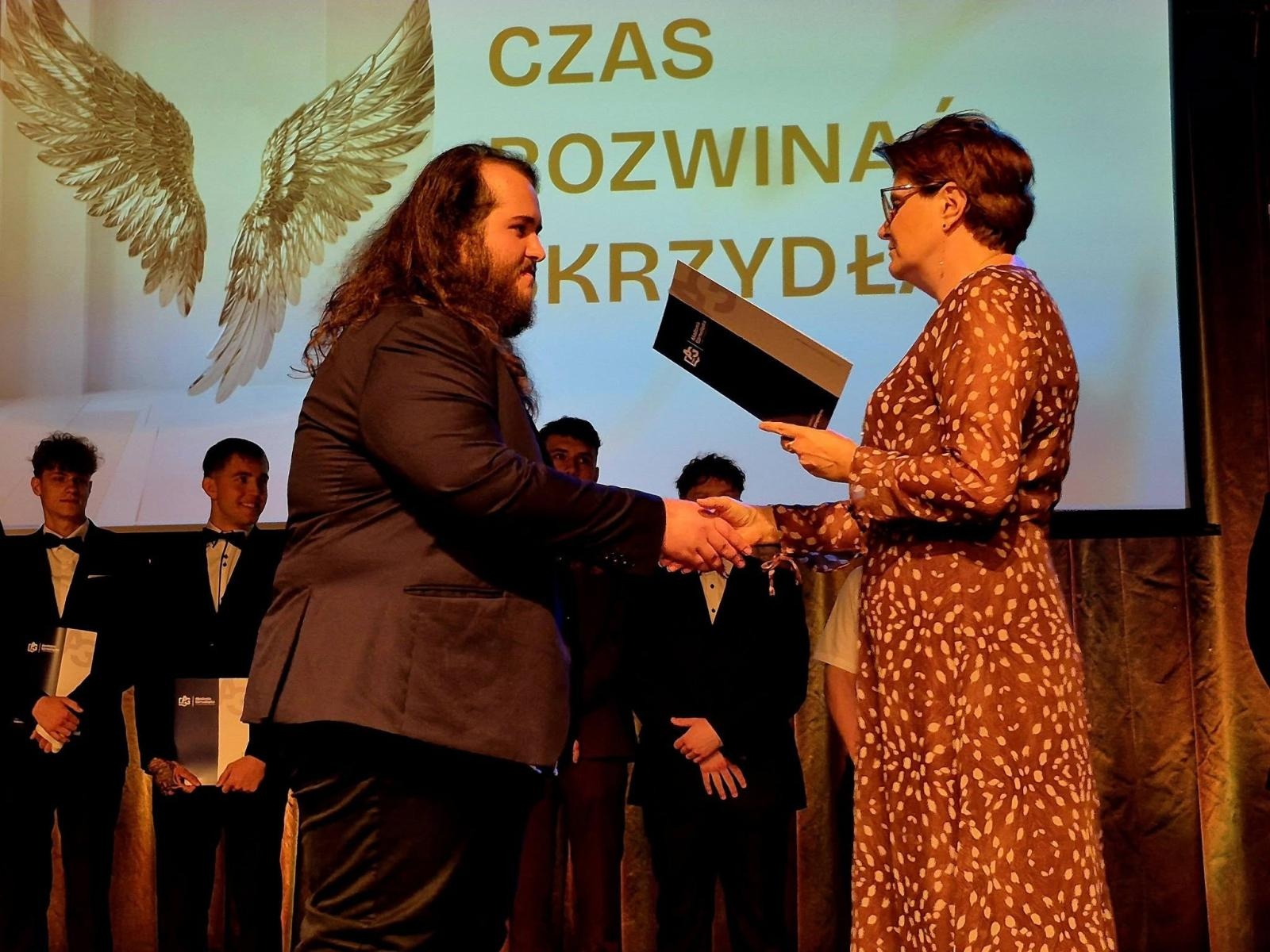 Zdjęcie w galerii na portalu naszwodzislaw.com: Czas rozwinąć skrzydła. Uroczyste zakończenie roku w ZSP Rydułtowy wiadomości z regionu