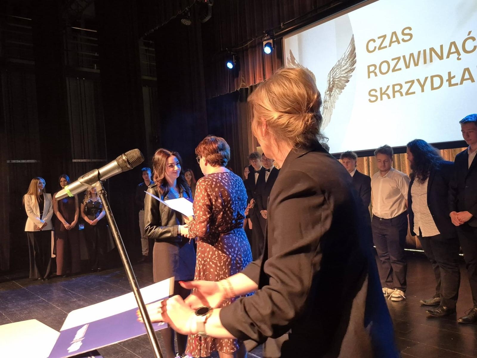 Zdjęcie w galerii na portalu naszwodzislaw.com: Czas rozwinąć skrzydła. Uroczyste zakończenie roku w ZSP Rydułtowy wiadomości z regionu