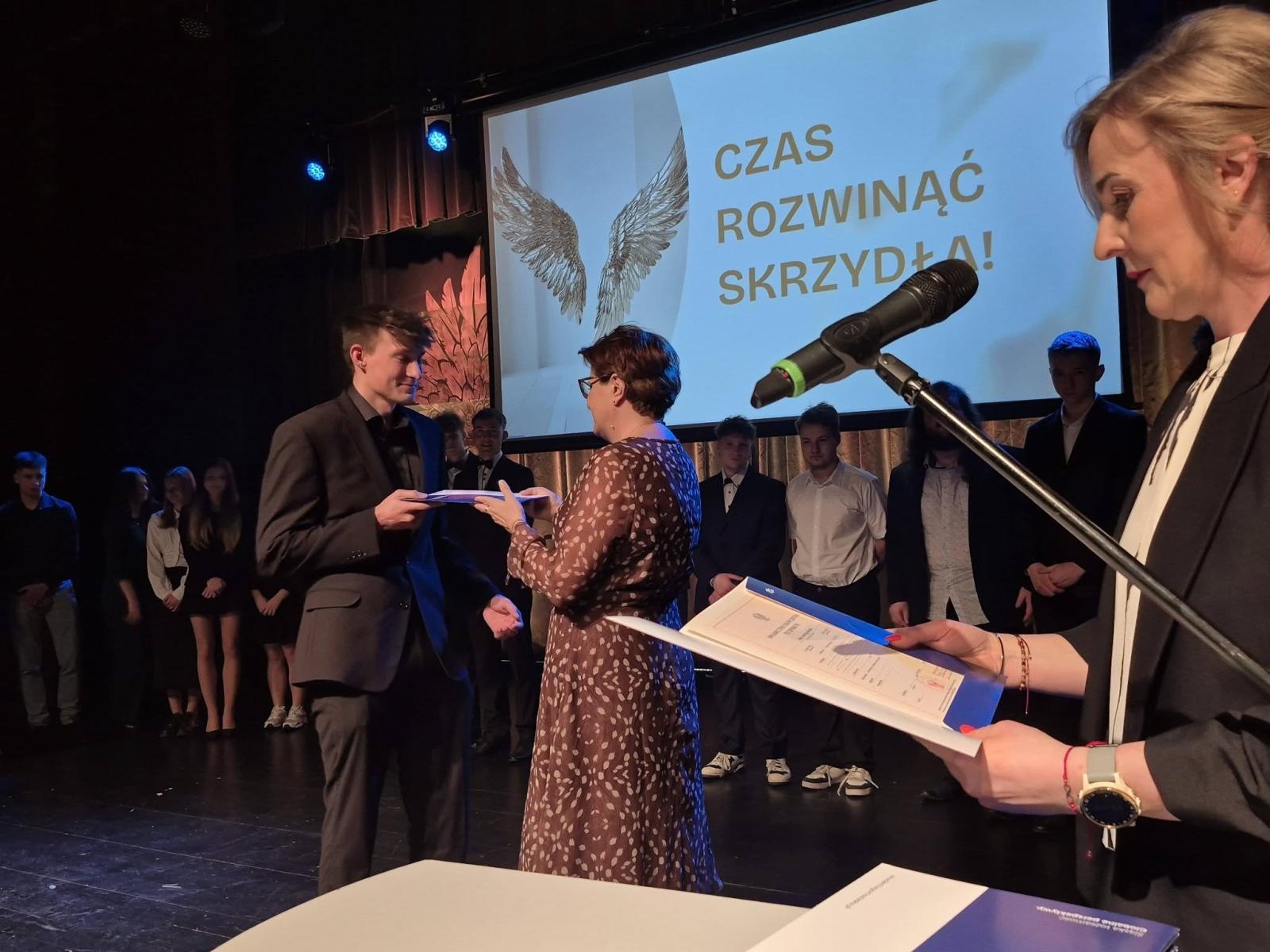 Zdjęcie w galerii na portalu naszwodzislaw.com: Czas rozwinąć skrzydła. Uroczyste zakończenie roku w ZSP Rydułtowy wiadomości z regionu