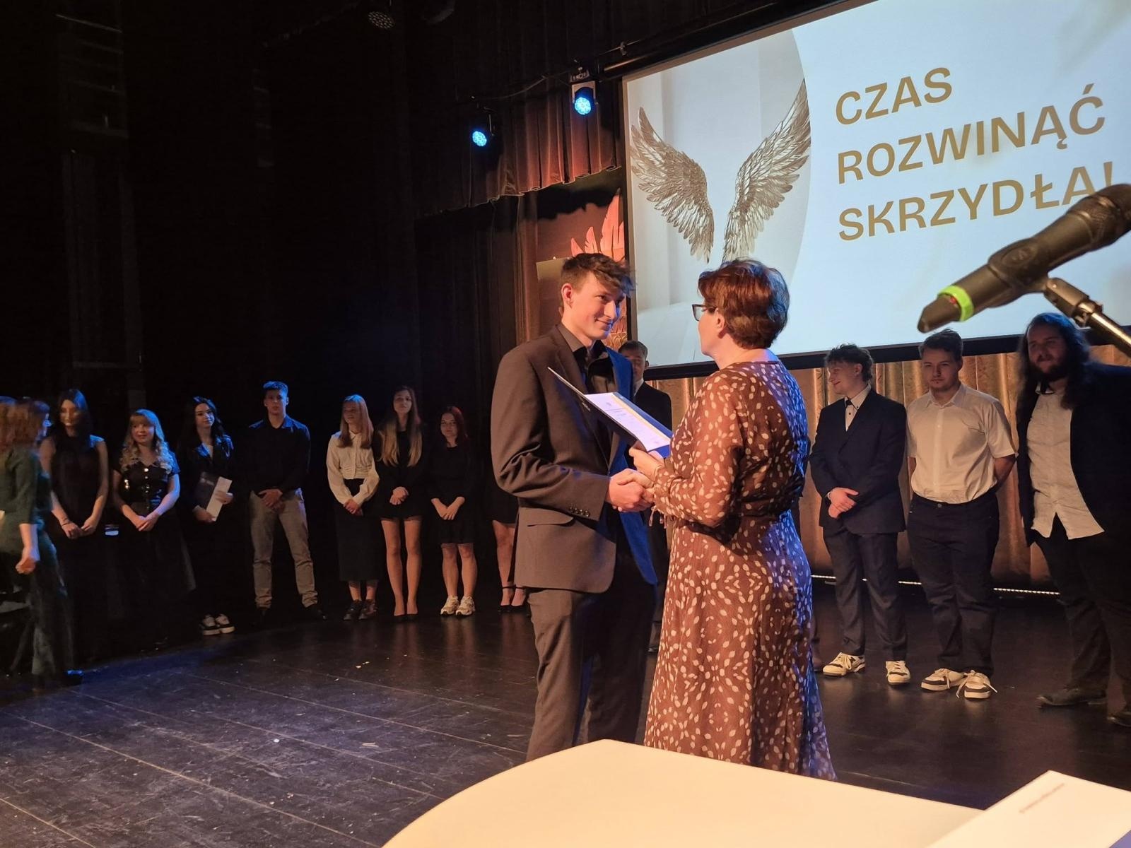 Zdjęcie w galerii na portalu naszwodzislaw.com: Czas rozwinąć skrzydła. Uroczyste zakończenie roku w ZSP Rydułtowy wiadomości z regionu