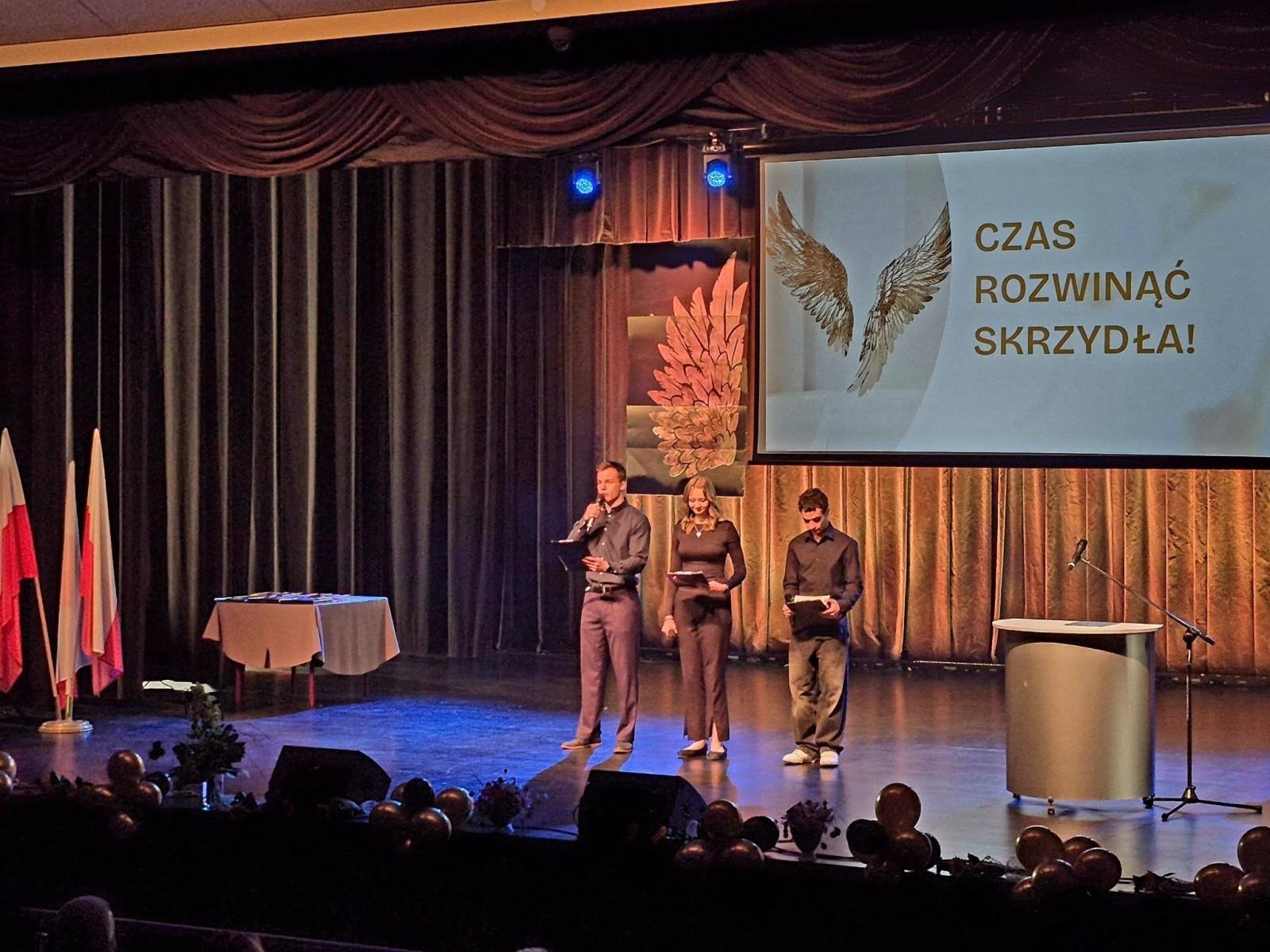 Zdjęcie w galerii na portalu naszwodzislaw.com: Czas rozwinąć skrzydła. Uroczyste zakończenie roku w ZSP Rydułtowy wiadomości z regionu