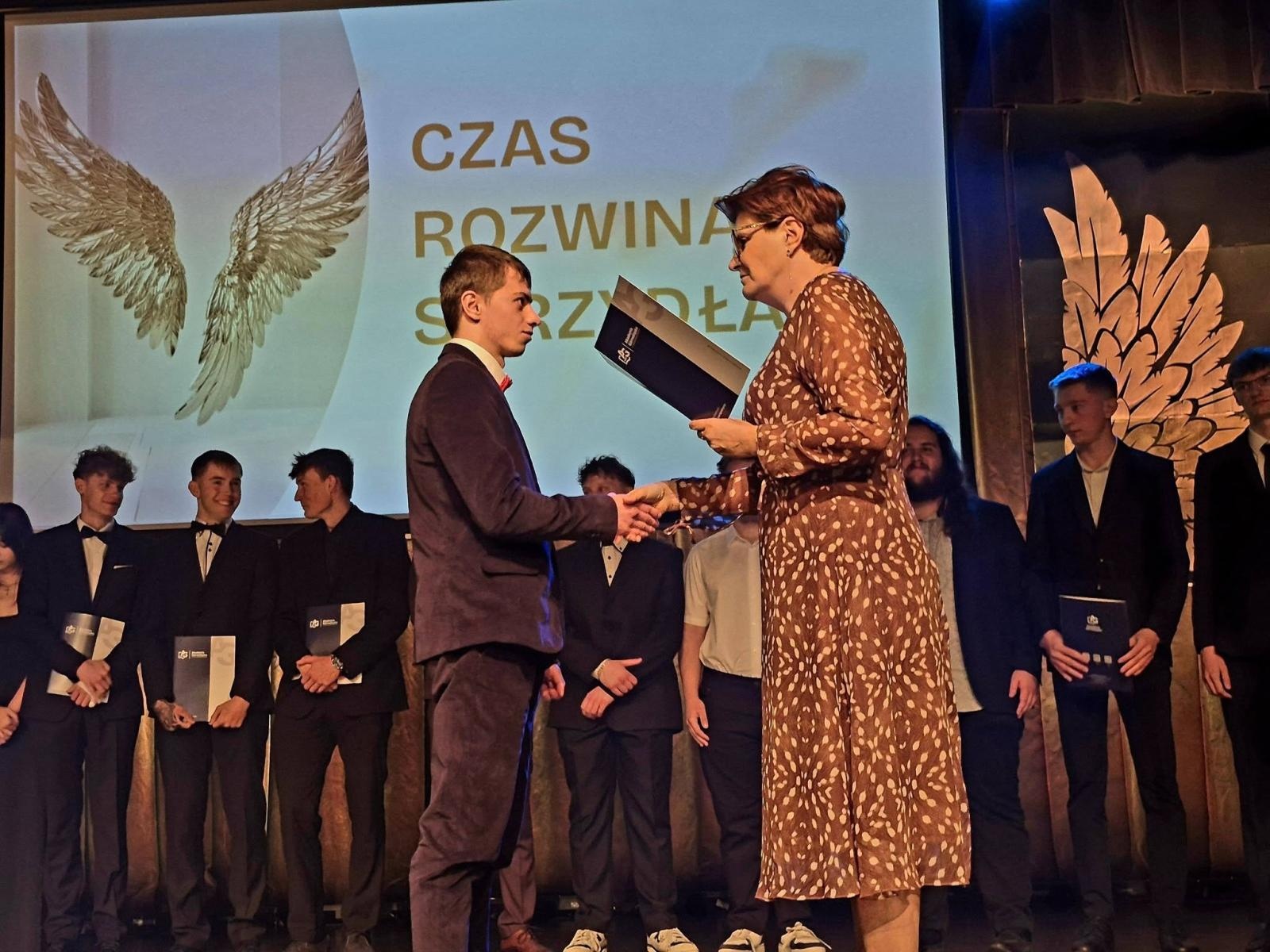 Zdjęcie w galerii na portalu naszwodzislaw.com: Czas rozwinąć skrzydła. Uroczyste zakończenie roku w ZSP Rydułtowy wiadomości z regionu