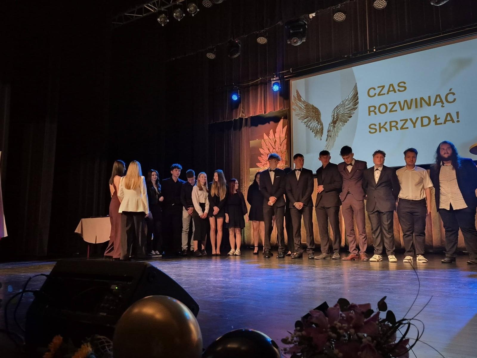 Zdjęcie w galerii na portalu naszwodzislaw.com: Czas rozwinąć skrzydła. Uroczyste zakończenie roku w ZSP Rydułtowy wiadomości z regionu