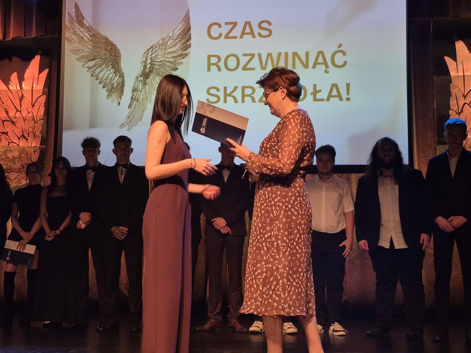 Zdjęcie w galerii na portalu naszwodzislaw.com: Czas rozwinąć skrzydła. Uroczyste zakończenie roku w ZSP Rydułtowy wiadomości z regionu