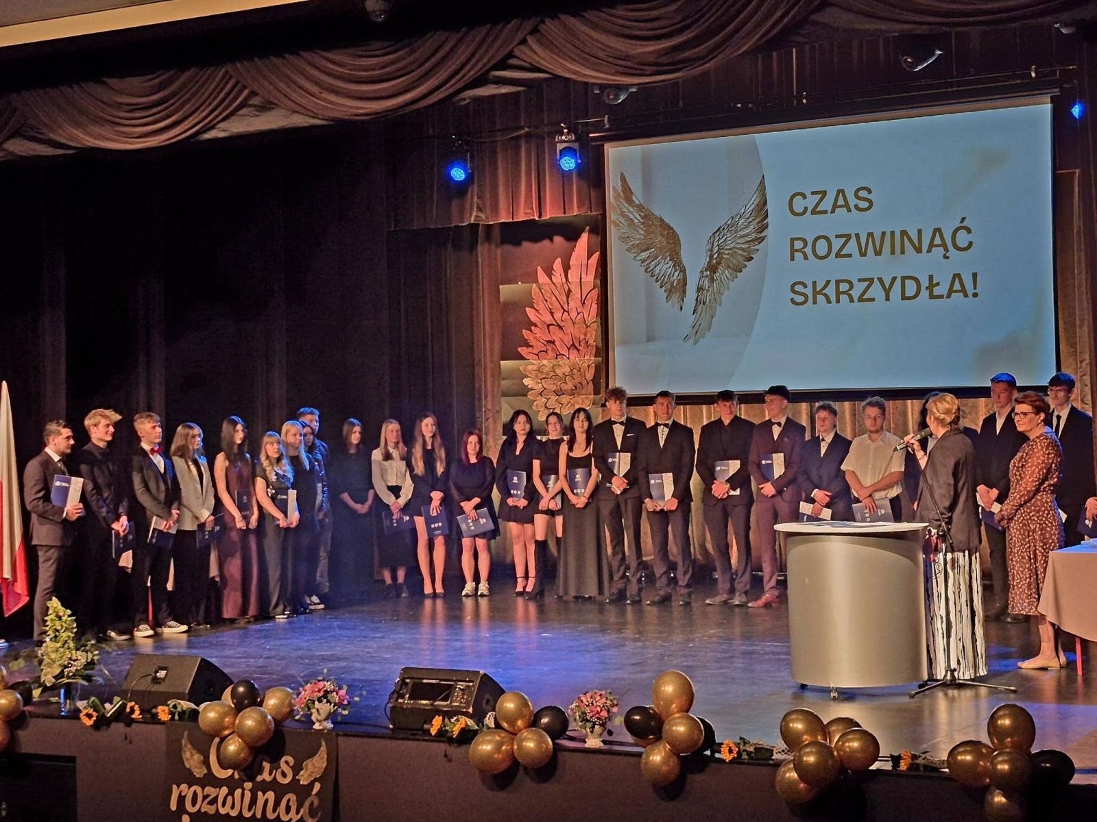 Zdjęcie w galerii na portalu naszwodzislaw.com: Czas rozwinąć skrzydła. Uroczyste zakończenie roku w ZSP Rydułtowy wiadomości z regionu