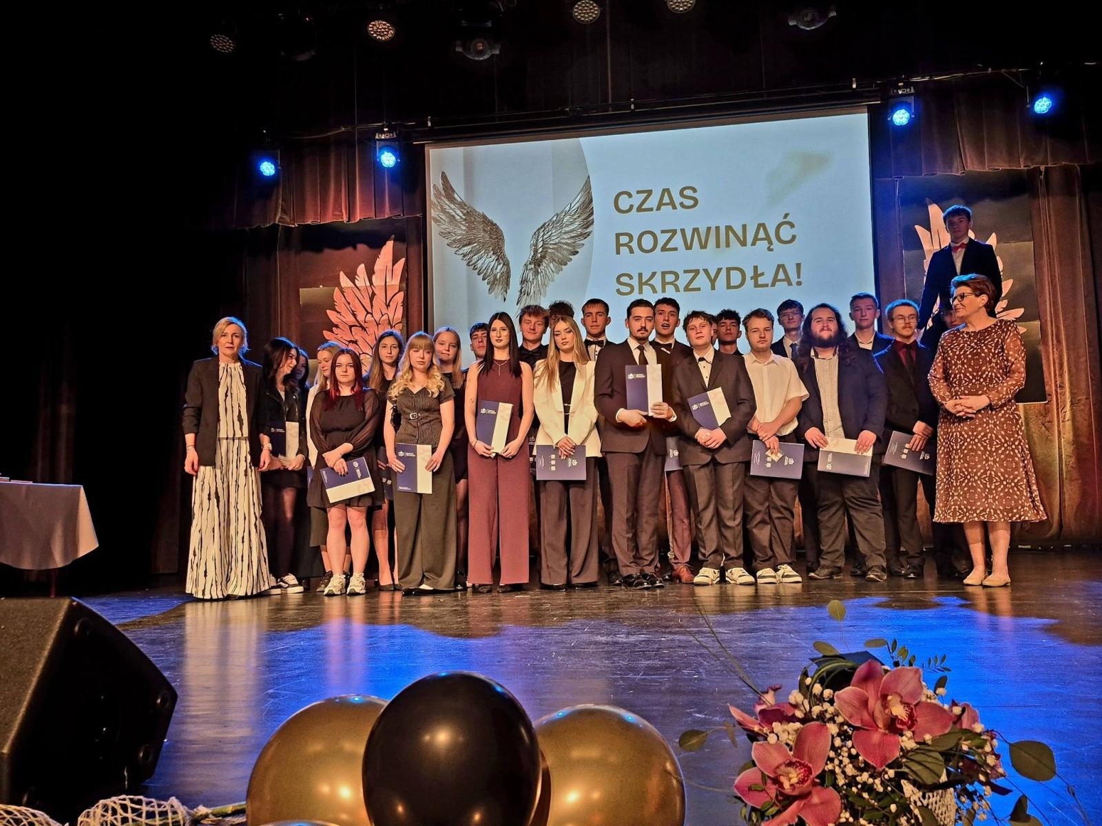 Zdjęcie w galerii na portalu naszwodzislaw.com: Czas rozwinąć skrzydła. Uroczyste zakończenie roku w ZSP Rydułtowy wiadomości z regionu