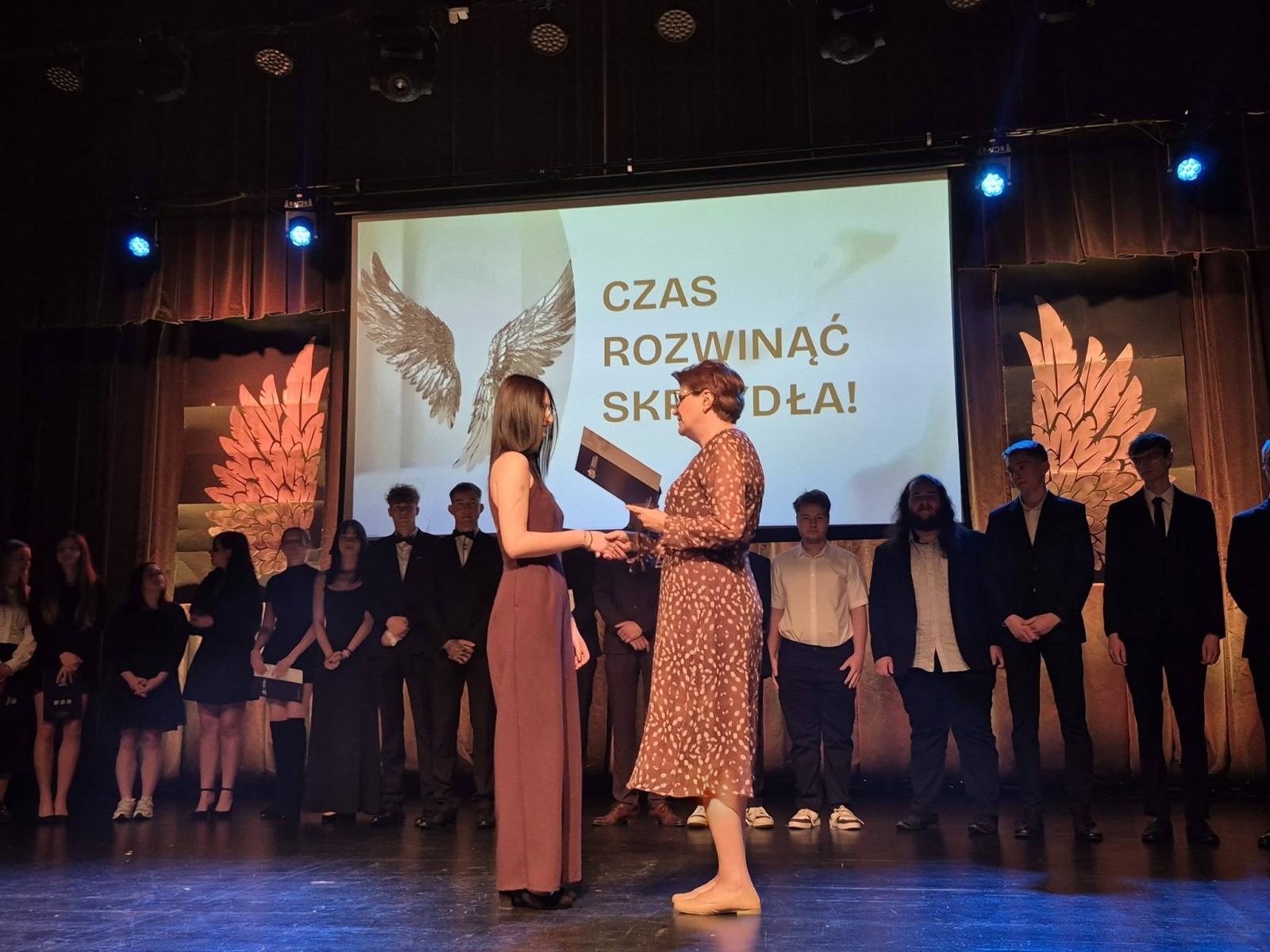 Zdjęcie w galerii na portalu naszwodzislaw.com: Czas rozwinąć skrzydła. Uroczyste zakończenie roku w ZSP Rydułtowy wiadomości z regionu