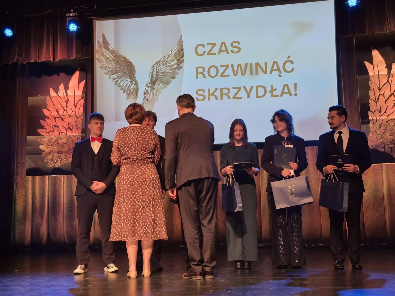 Zdjęcie w galerii na portalu naszwodzislaw.com: Czas rozwinąć skrzydła. Uroczyste zakończenie roku w ZSP Rydułtowy wiadomości z regionu