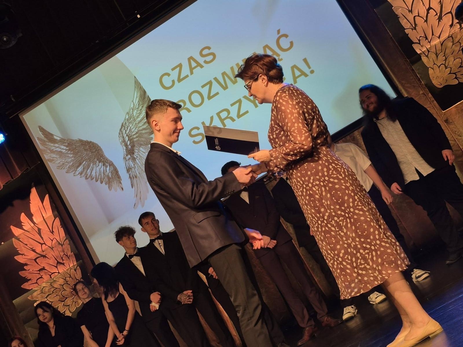 Zdjęcie w galerii na portalu naszwodzislaw.com: Czas rozwinąć skrzydła. Uroczyste zakończenie roku w ZSP Rydułtowy wiadomości z regionu