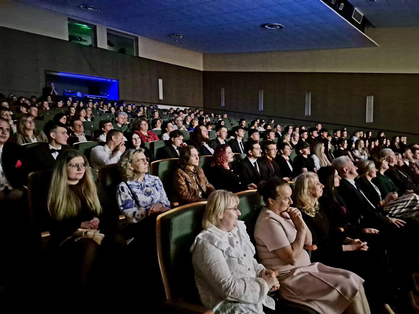 Zdjęcie w galerii na portalu naszwodzislaw.com: Czas rozwinąć skrzydła. Uroczyste zakończenie roku w ZSP Rydułtowy wiadomości z regionu