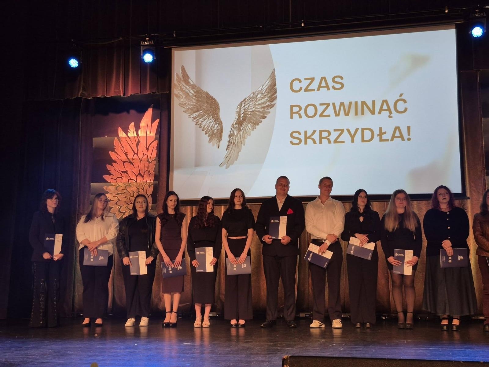 Zdjęcie w galerii na portalu naszwodzislaw.com: Czas rozwinąć skrzydła. Uroczyste zakończenie roku w ZSP Rydułtowy wiadomości z regionu