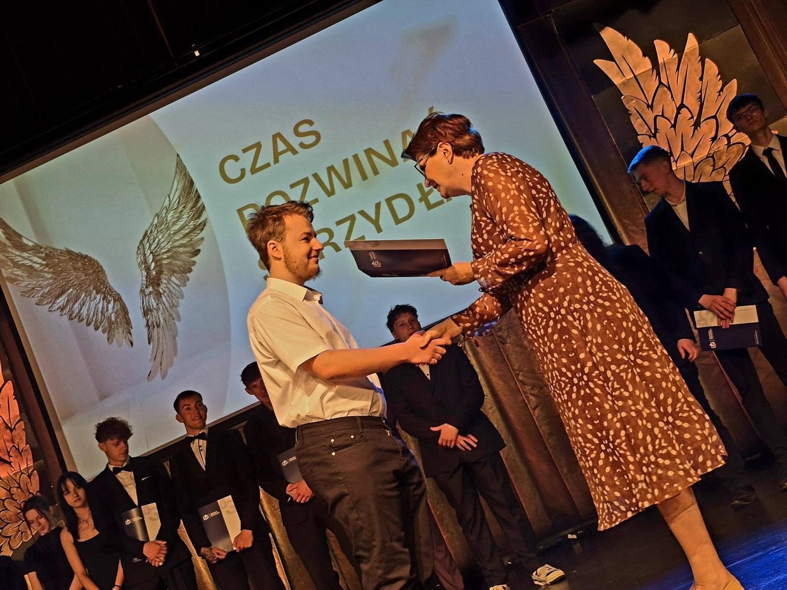 Zdjęcie w galerii na portalu naszwodzislaw.com: Czas rozwinąć skrzydła. Uroczyste zakończenie roku w ZSP Rydułtowy wiadomości z regionu