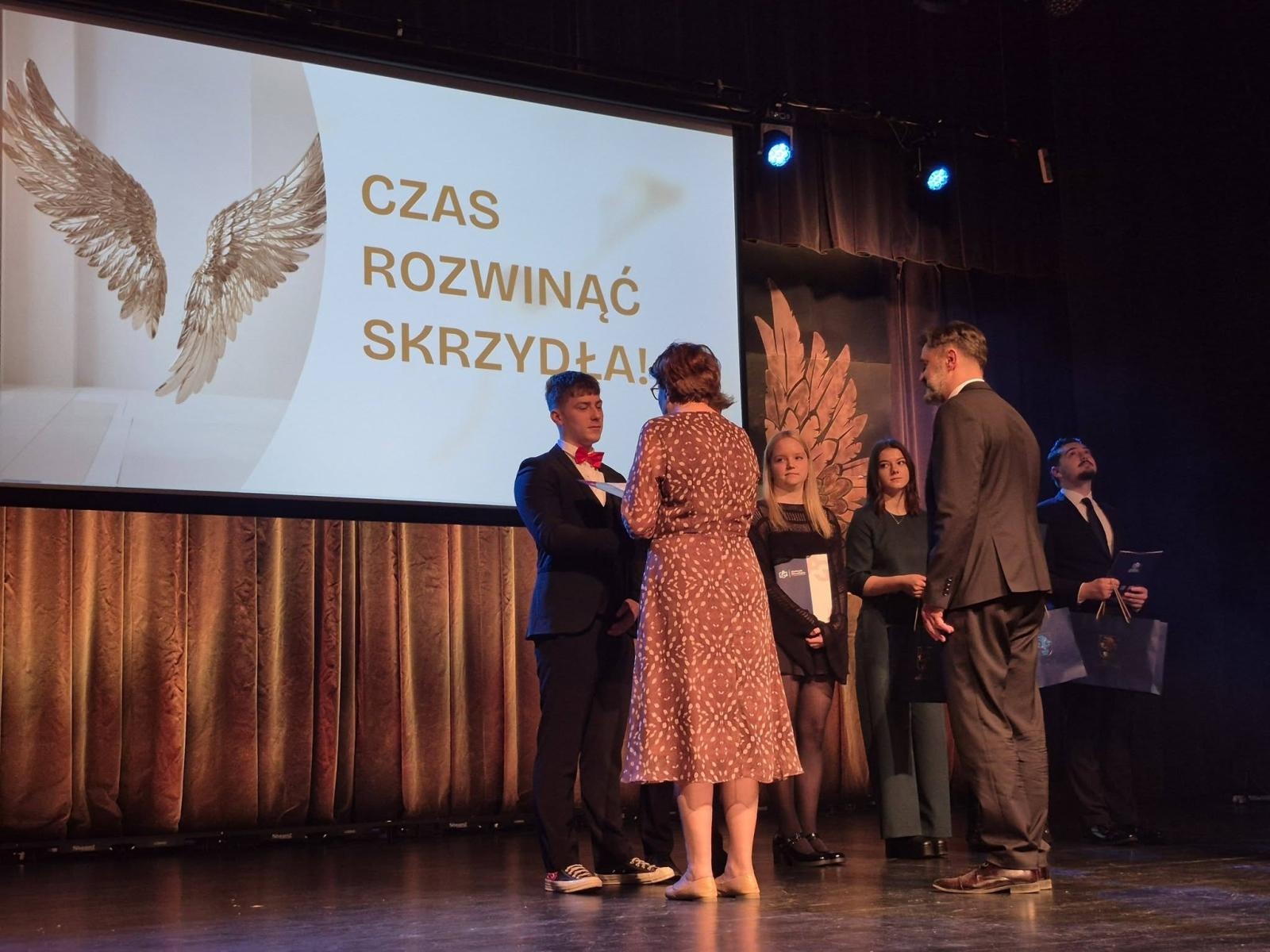 Zdjęcie w galerii na portalu naszwodzislaw.com: Czas rozwinąć skrzydła. Uroczyste zakończenie roku w ZSP Rydułtowy wiadomości z regionu