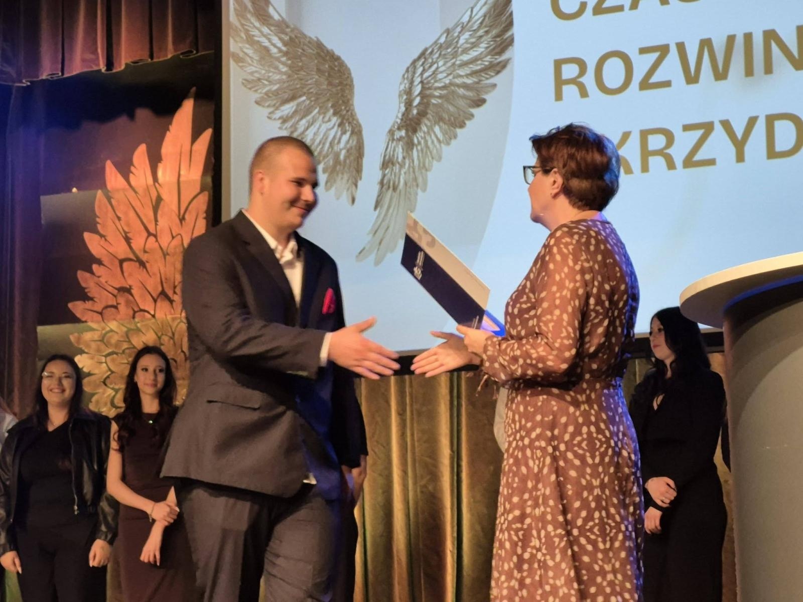 Zdjęcie w galerii na portalu naszwodzislaw.com: Czas rozwinąć skrzydła. Uroczyste zakończenie roku w ZSP Rydułtowy wiadomości z regionu