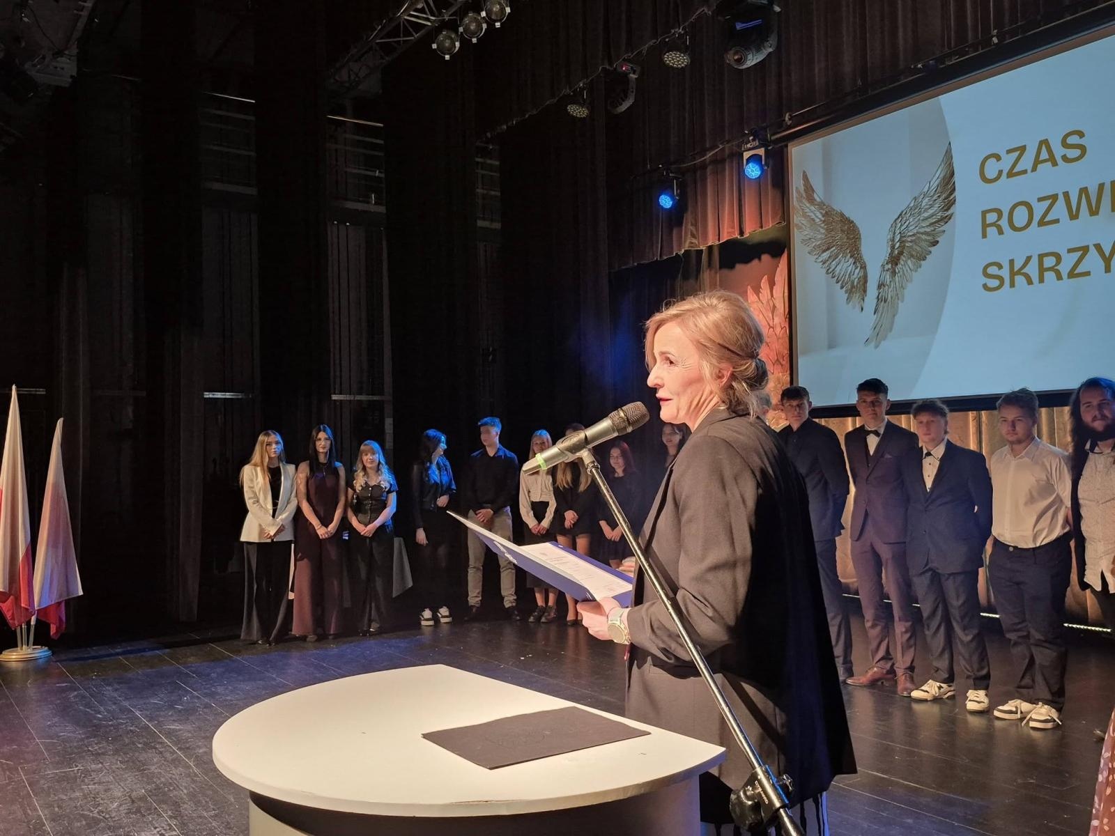 Zdjęcie w galerii na portalu naszwodzislaw.com: Czas rozwinąć skrzydła. Uroczyste zakończenie roku w ZSP Rydułtowy wiadomości z regionu