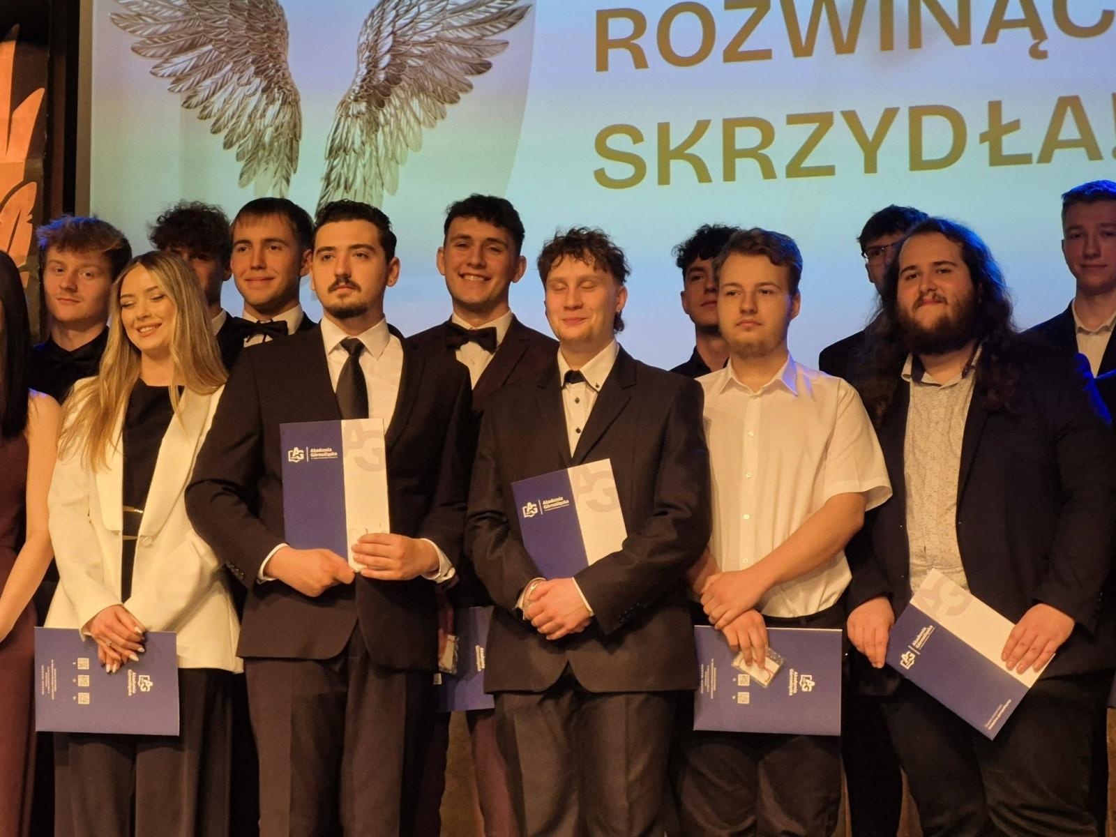 Zdjęcie w galerii na portalu naszwodzislaw.com: Czas rozwinąć skrzydła. Uroczyste zakończenie roku w ZSP Rydułtowy wiadomości z regionu