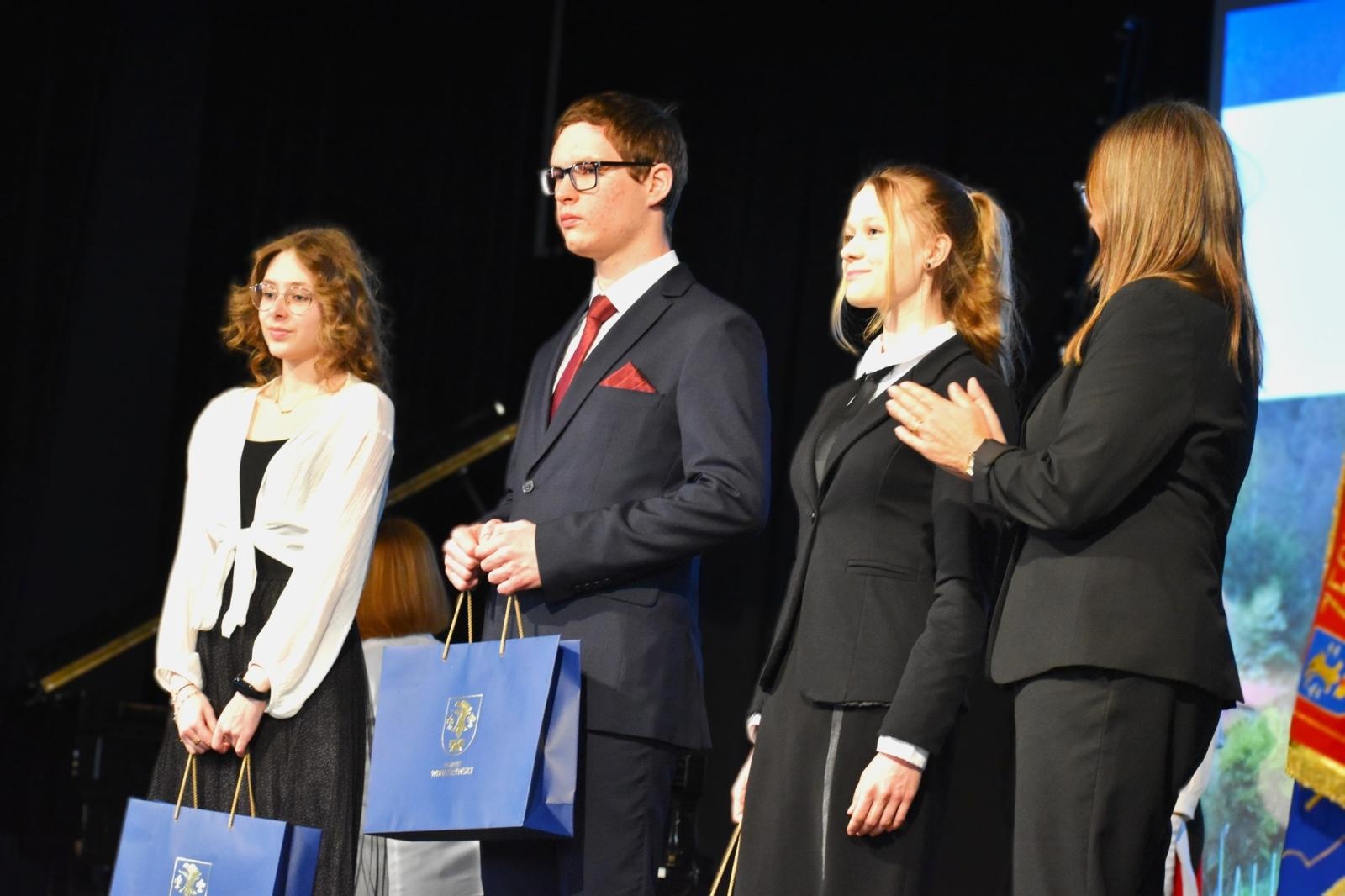 Zdjęcie w galerii na portalu naszwodzislaw.com: Koniec jednego rozdziału. Maturzyści I LO w Wodzisławiu żegnają szkołę wiadomości z regionu