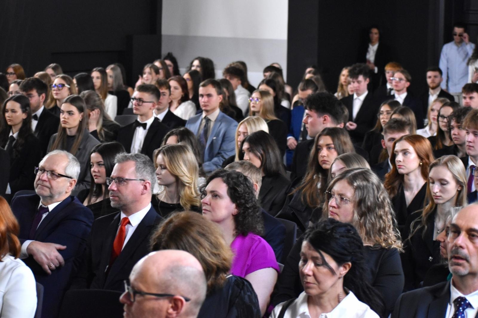 Zdjęcie w galerii na portalu naszwodzislaw.com: Koniec jednego rozdziału. Maturzyści I LO w Wodzisławiu żegnają szkołę wiadomości z regionu