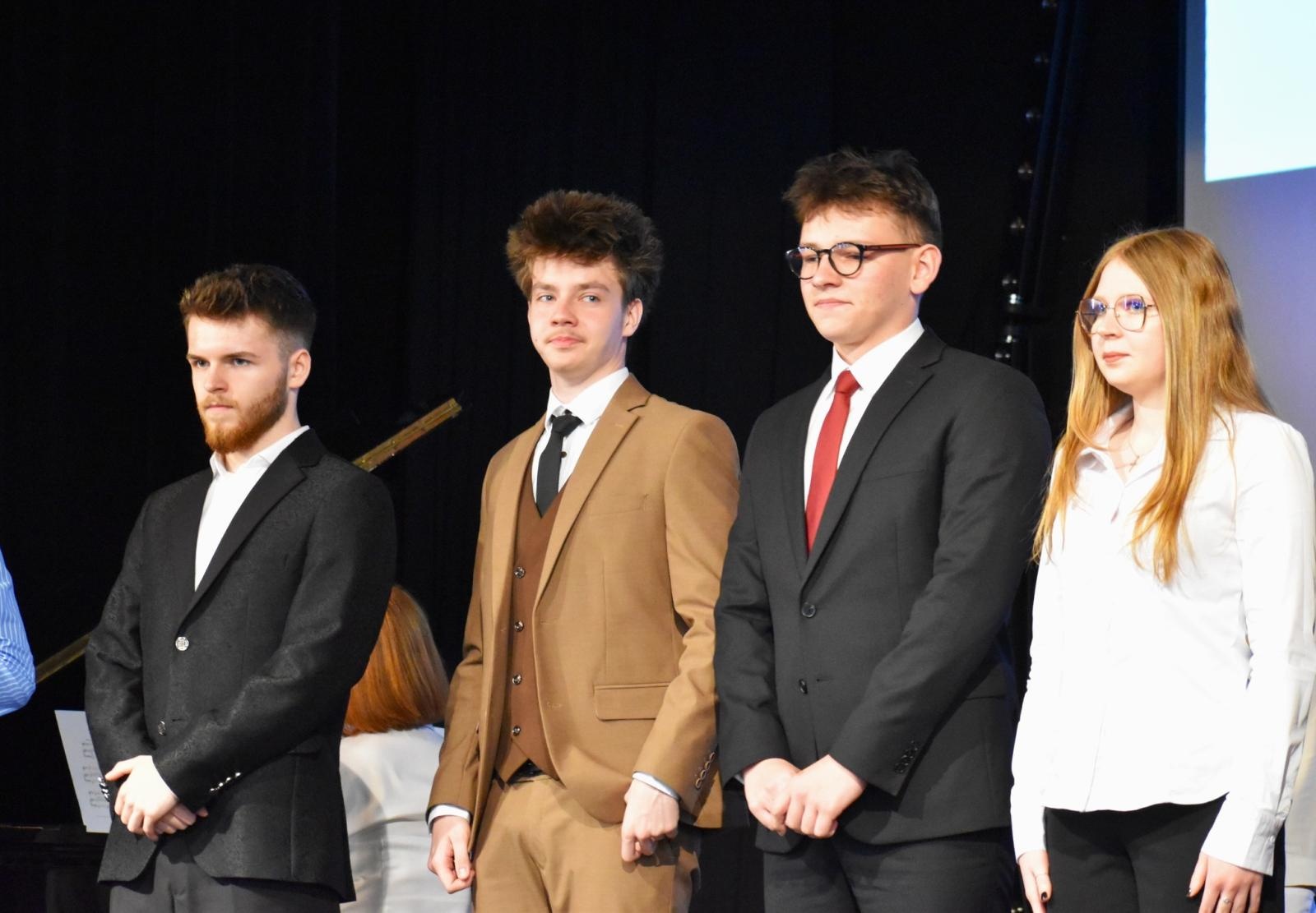 Zdjęcie w galerii na portalu naszwodzislaw.com: Koniec jednego rozdziału. Maturzyści I LO w Wodzisławiu żegnają szkołę wiadomości z regionu