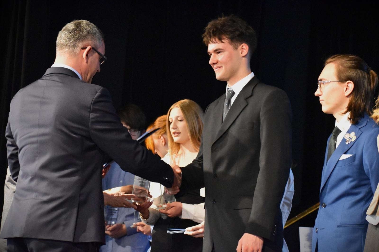 Zdjęcie w galerii na portalu naszwodzislaw.com: Koniec jednego rozdziału. Maturzyści I LO w Wodzisławiu żegnają szkołę wiadomości z regionu