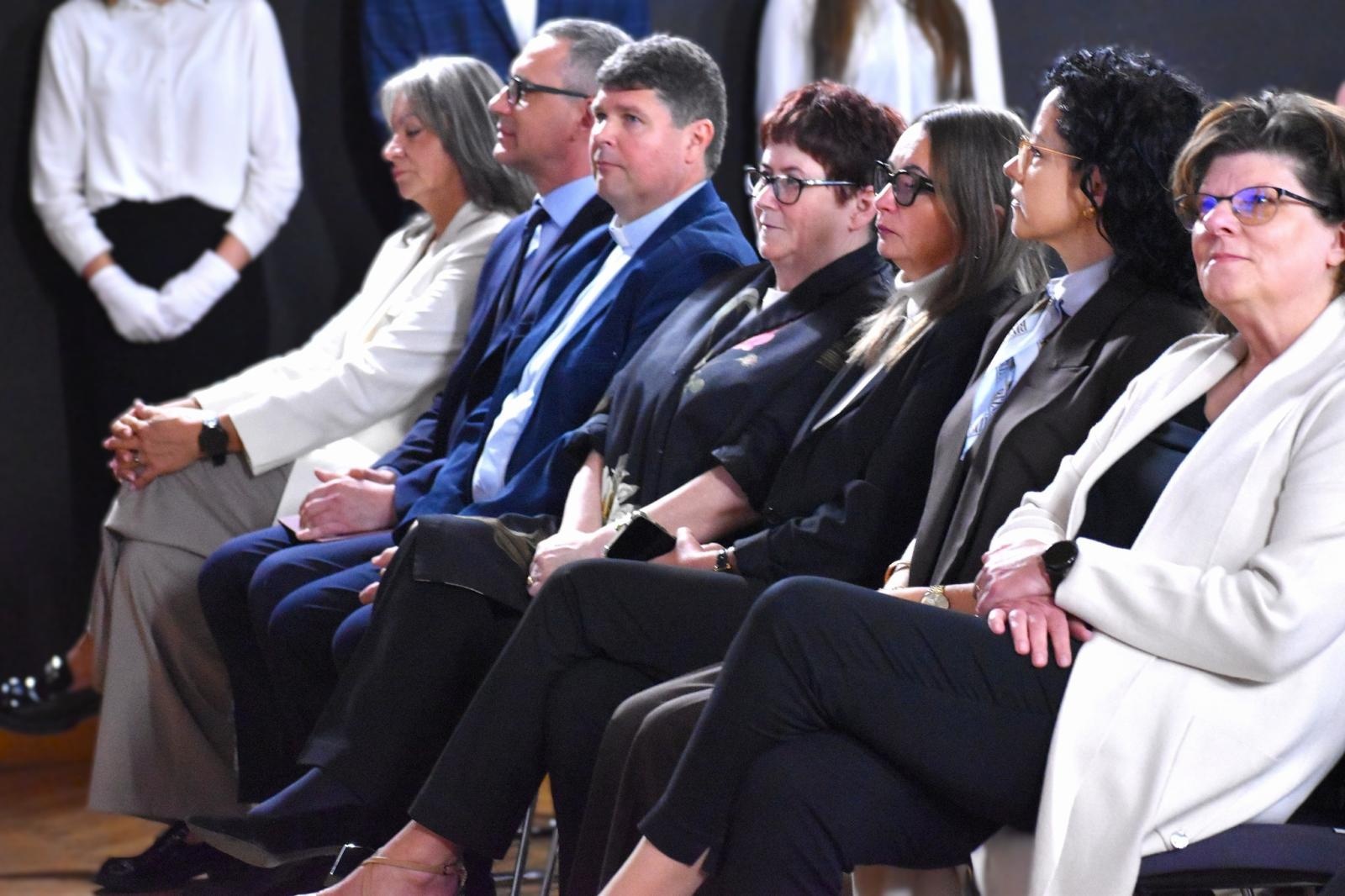 Zdjęcie w galerii na portalu naszwodzislaw.com: Koniec jednego rozdziału. Maturzyści I LO w Wodzisławiu żegnają szkołę wiadomości z regionu