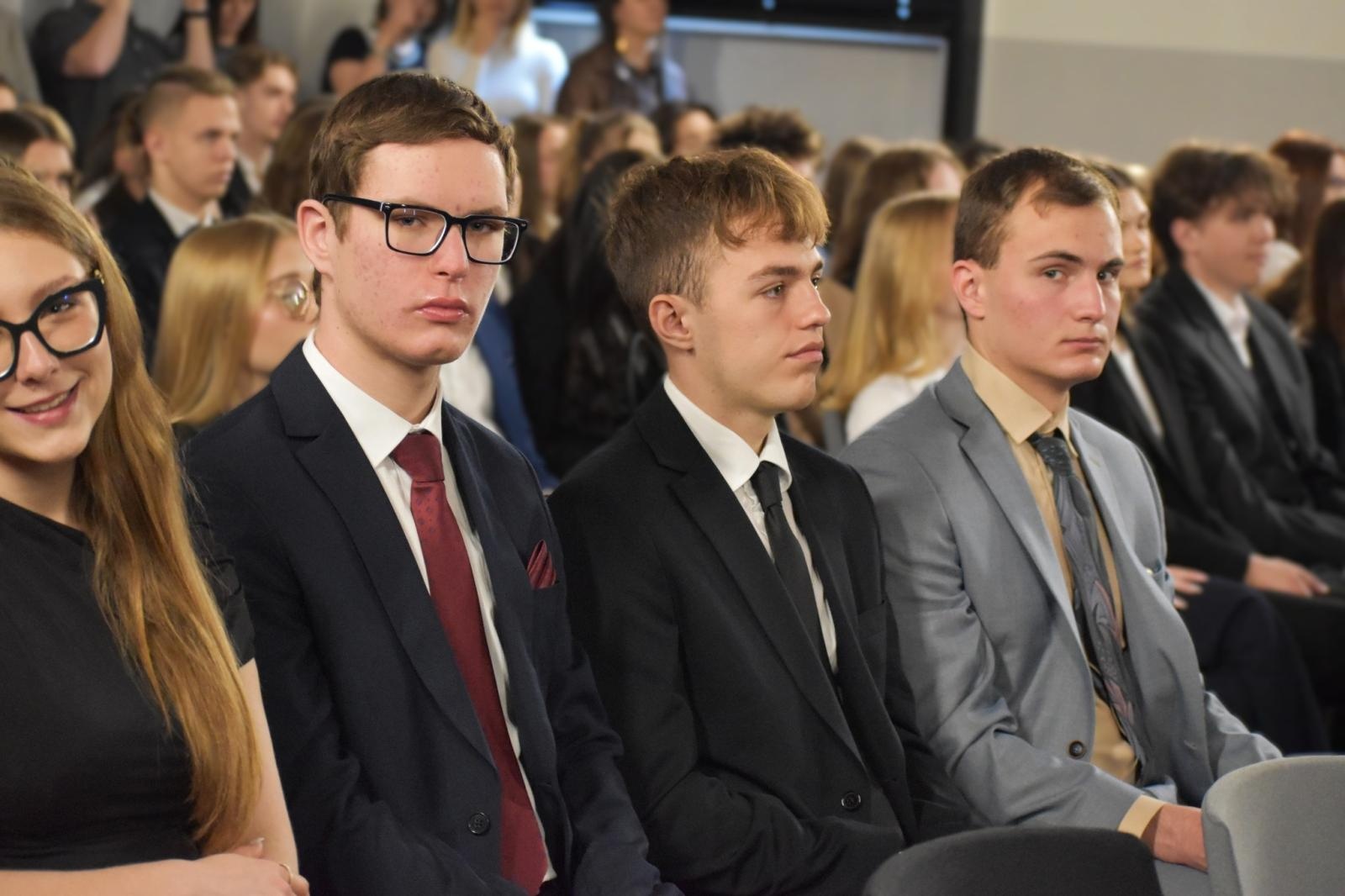 Zdjęcie w galerii na portalu naszwodzislaw.com: Koniec jednego rozdziału. Maturzyści I LO w Wodzisławiu żegnają szkołę wiadomości z regionu