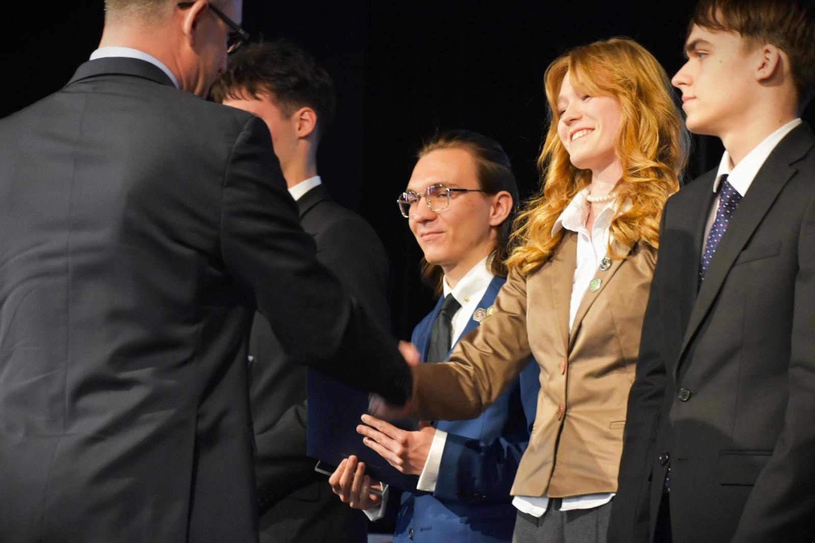 Zdjęcie w galerii na portalu naszwodzislaw.com: Koniec jednego rozdziału. Maturzyści I LO w Wodzisławiu żegnają szkołę wiadomości z regionu