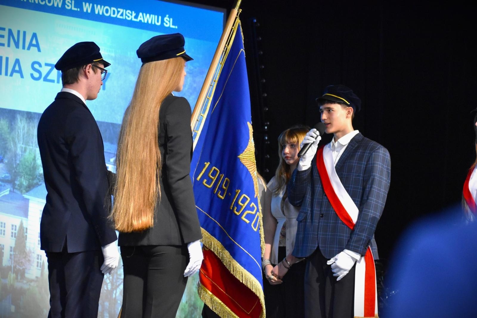 Zdjęcie w galerii na portalu naszwodzislaw.com: Koniec jednego rozdziału. Maturzyści I LO w Wodzisławiu żegnają szkołę wiadomości z regionu