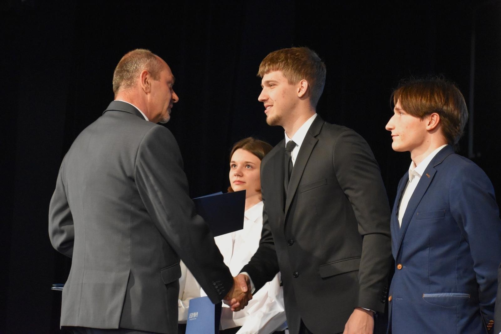 Zdjęcie w galerii na portalu naszwodzislaw.com: Koniec jednego rozdziału. Maturzyści I LO w Wodzisławiu żegnają szkołę wiadomości z regionu