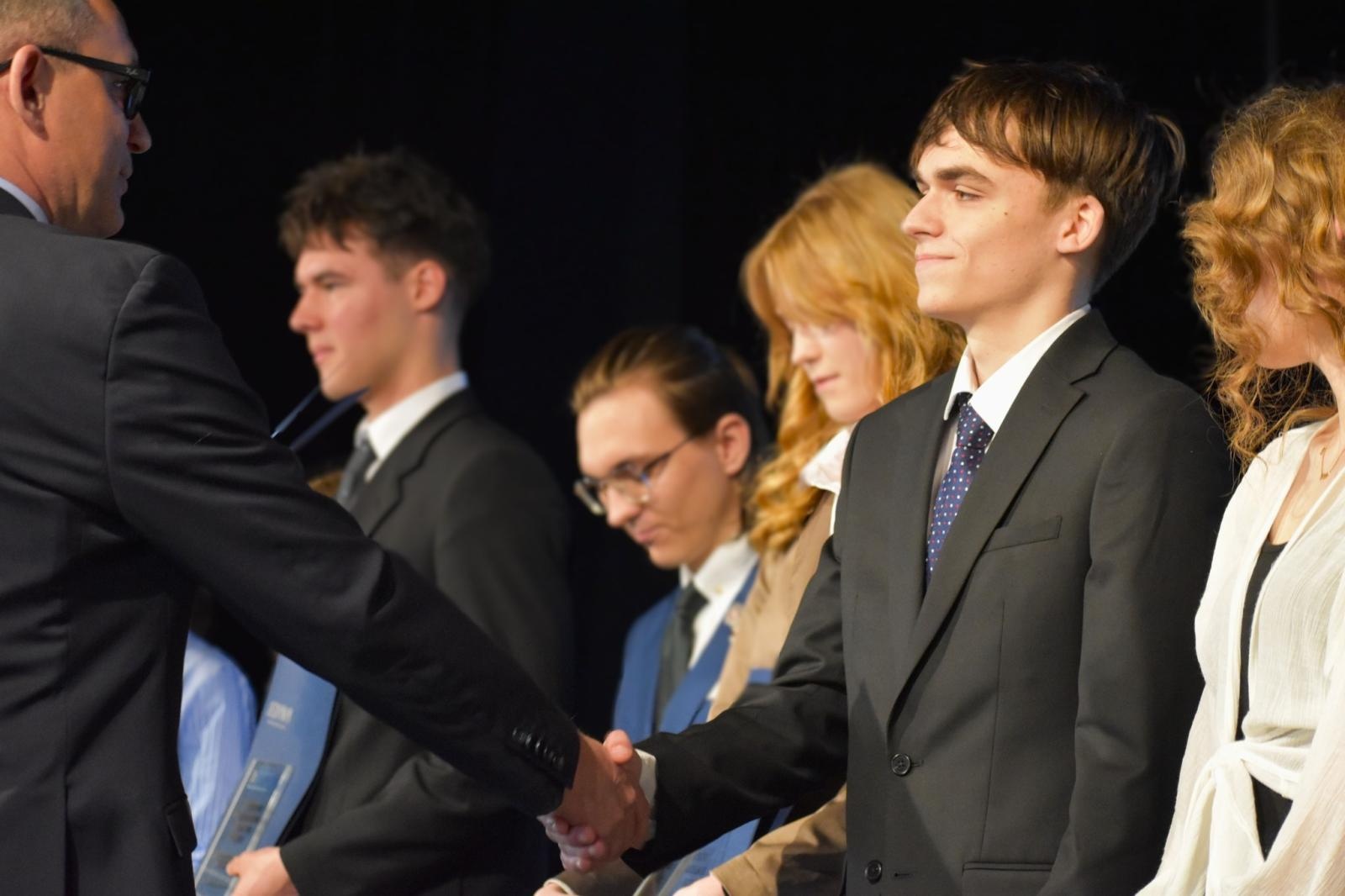 Zdjęcie w galerii na portalu naszwodzislaw.com: Koniec jednego rozdziału. Maturzyści I LO w Wodzisławiu żegnają szkołę wiadomości z regionu