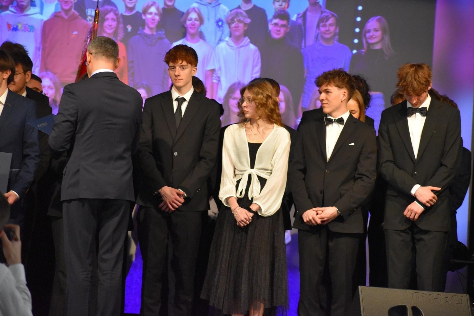 Zdjęcie w galerii na portalu naszwodzislaw.com: Koniec jednego rozdziału. Maturzyści I LO w Wodzisławiu żegnają szkołę wiadomości z regionu