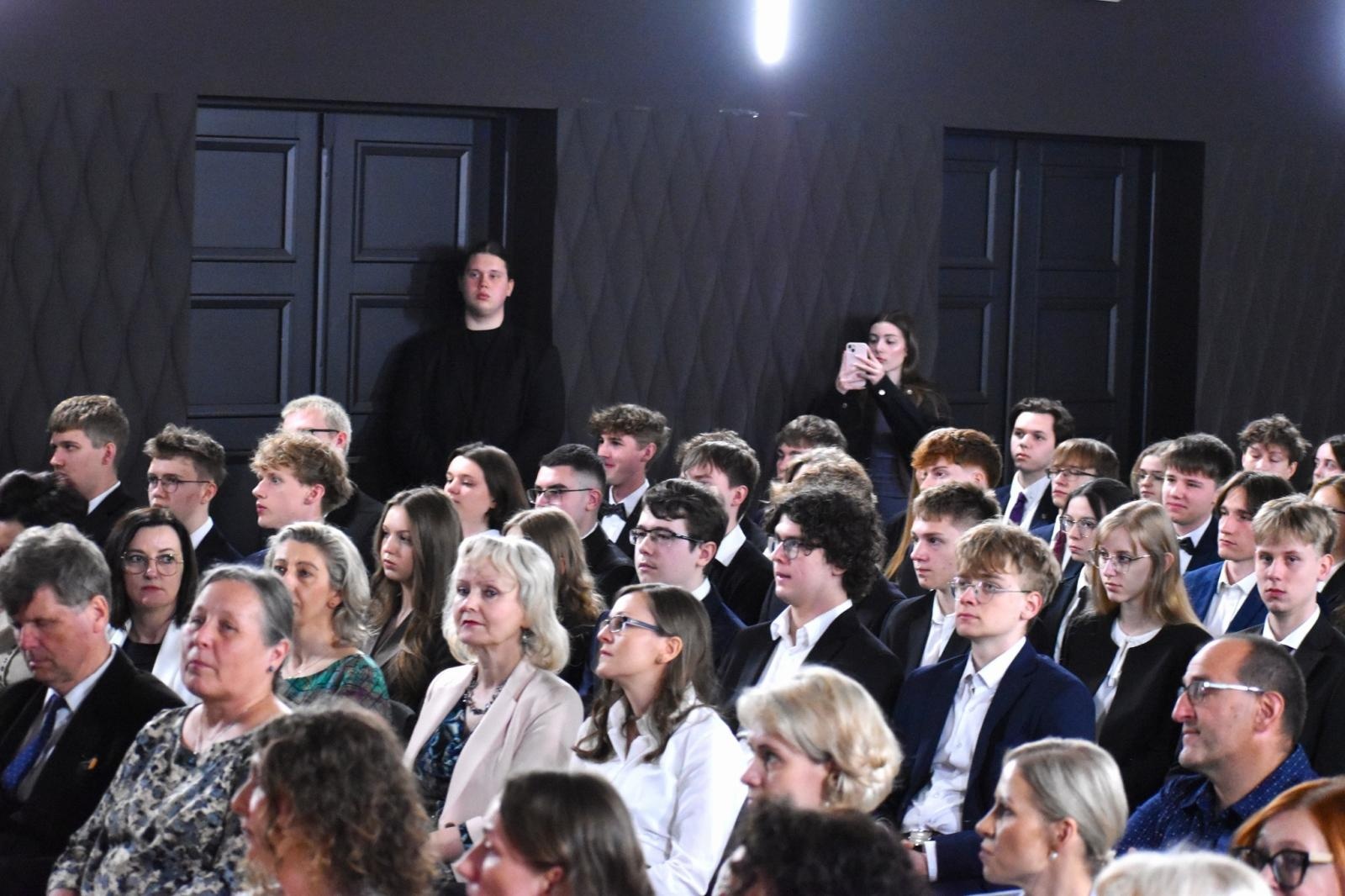 Zdjęcie w galerii na portalu naszwodzislaw.com: Koniec jednego rozdziału. Maturzyści I LO w Wodzisławiu żegnają szkołę wiadomości z regionu